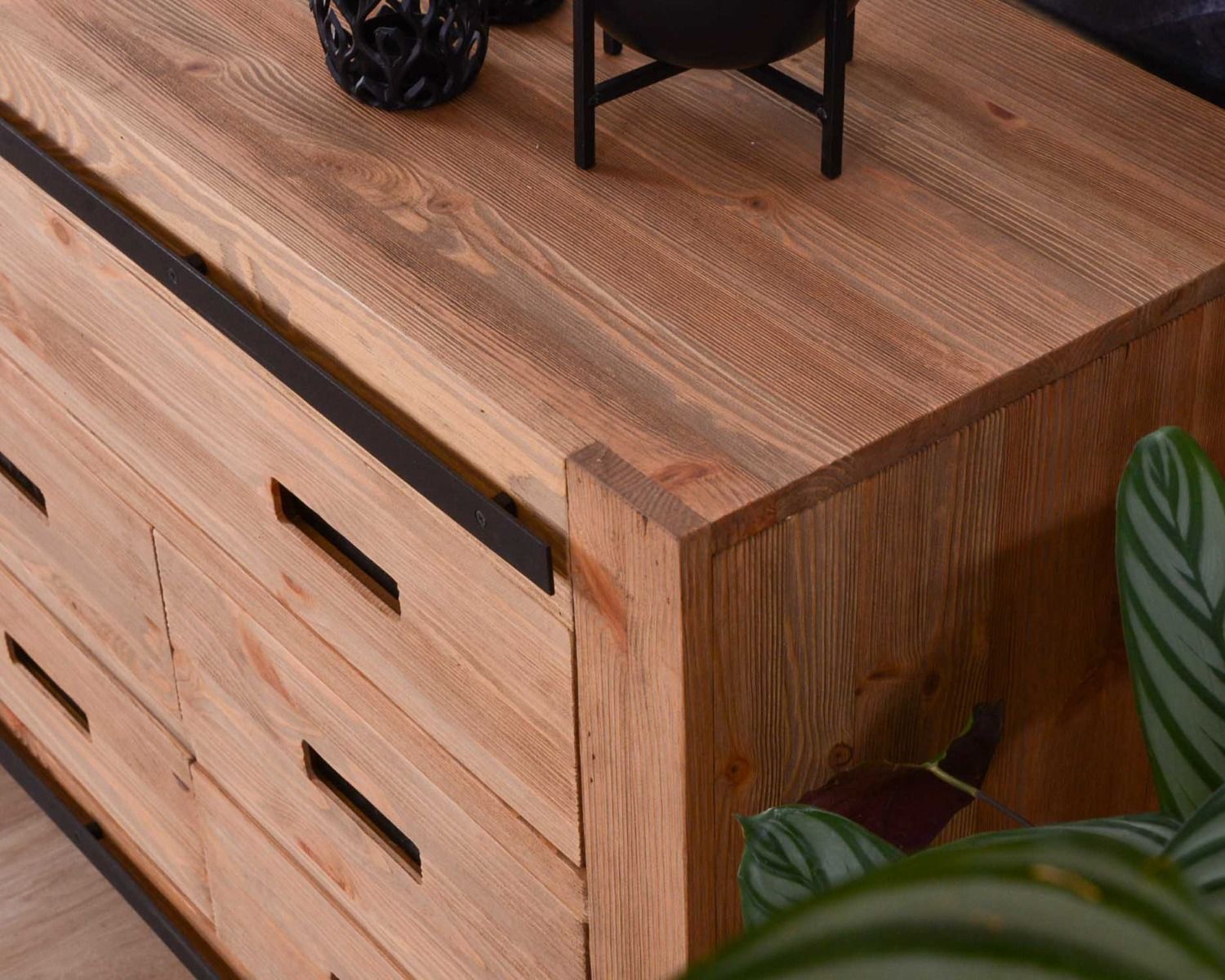 Grand buffet industriel pin brossé massif noir et bois "Cardiff"