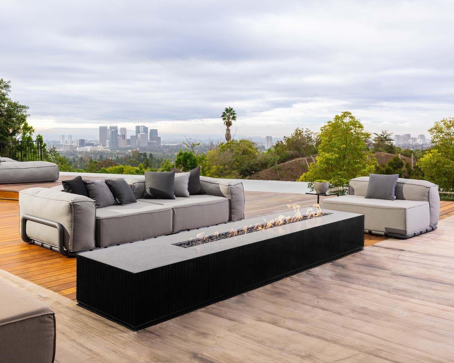 Grand canapé de terrasse droit modulaire esprit décontracté tissu gris "Escale"