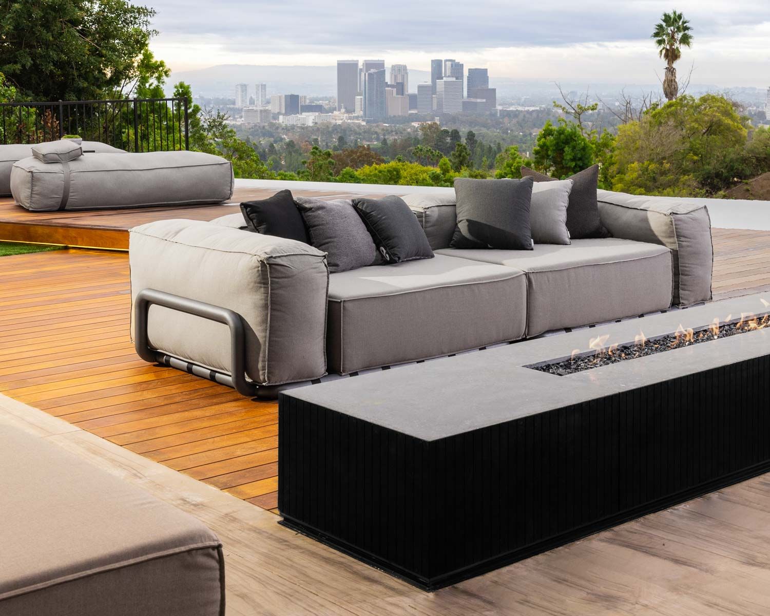 Grand canapé de terrasse droit modulaire esprit décontracté tissu gris "Escale"