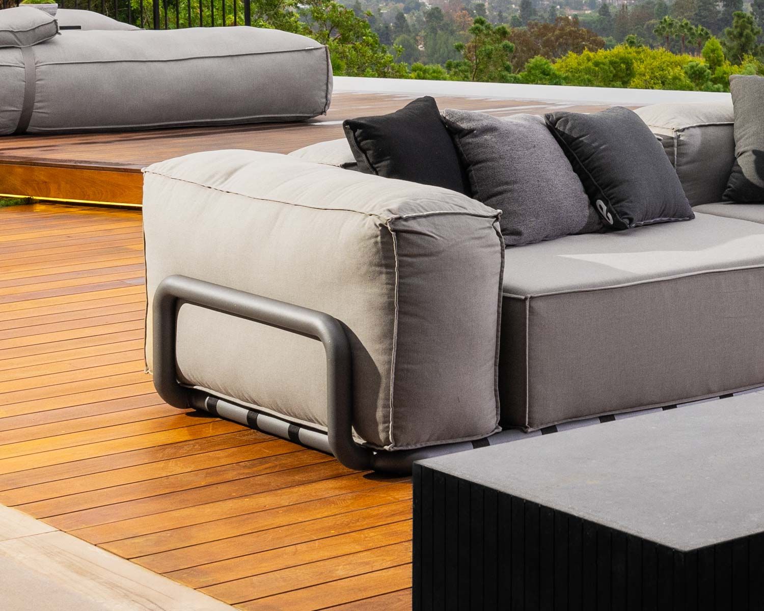 Grand canapé de terrasse droit modulaire esprit décontracté tissu gris "Escale"