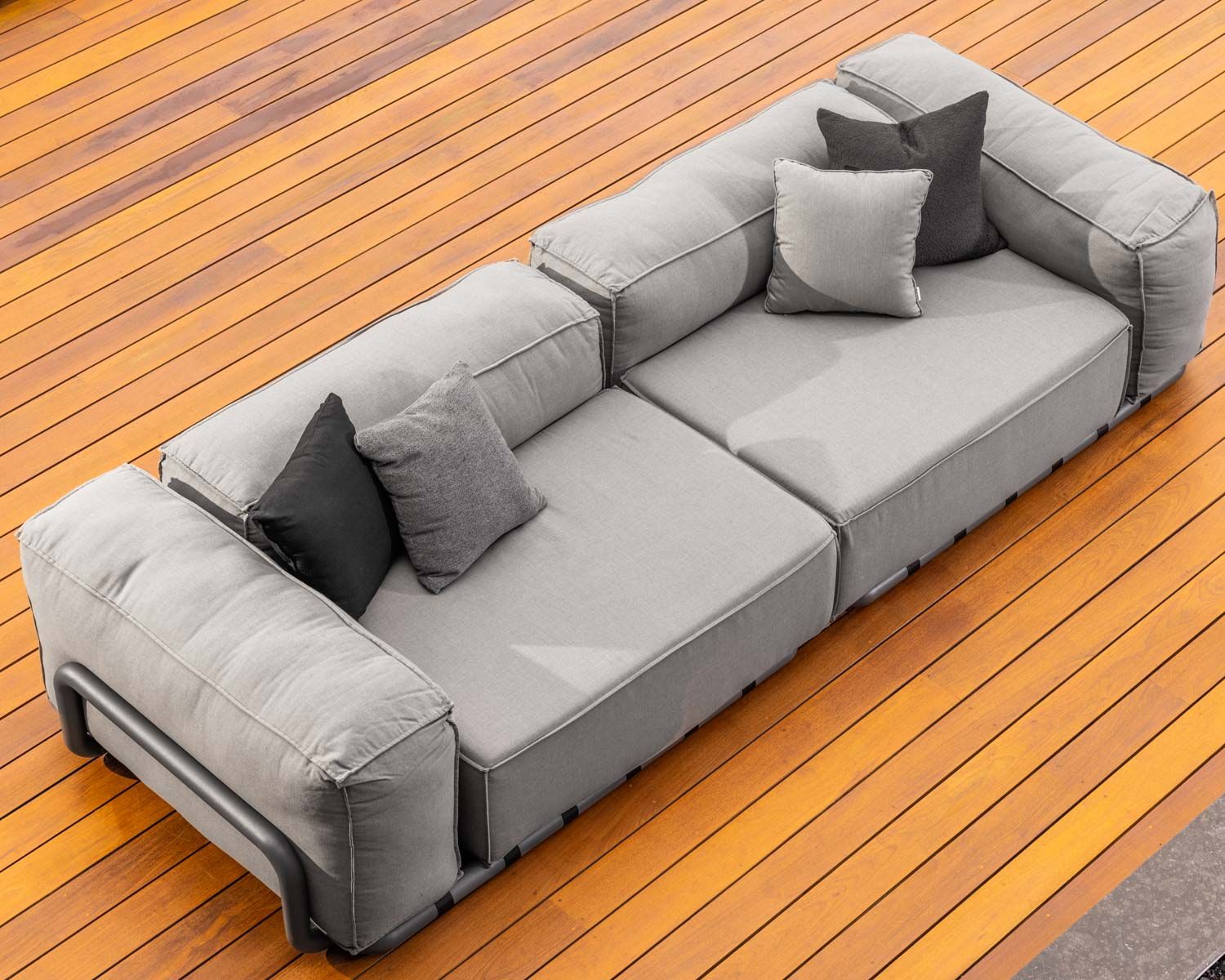 Grand canapé de terrasse droit modulaire esprit décontracté tissu gris "Escale"