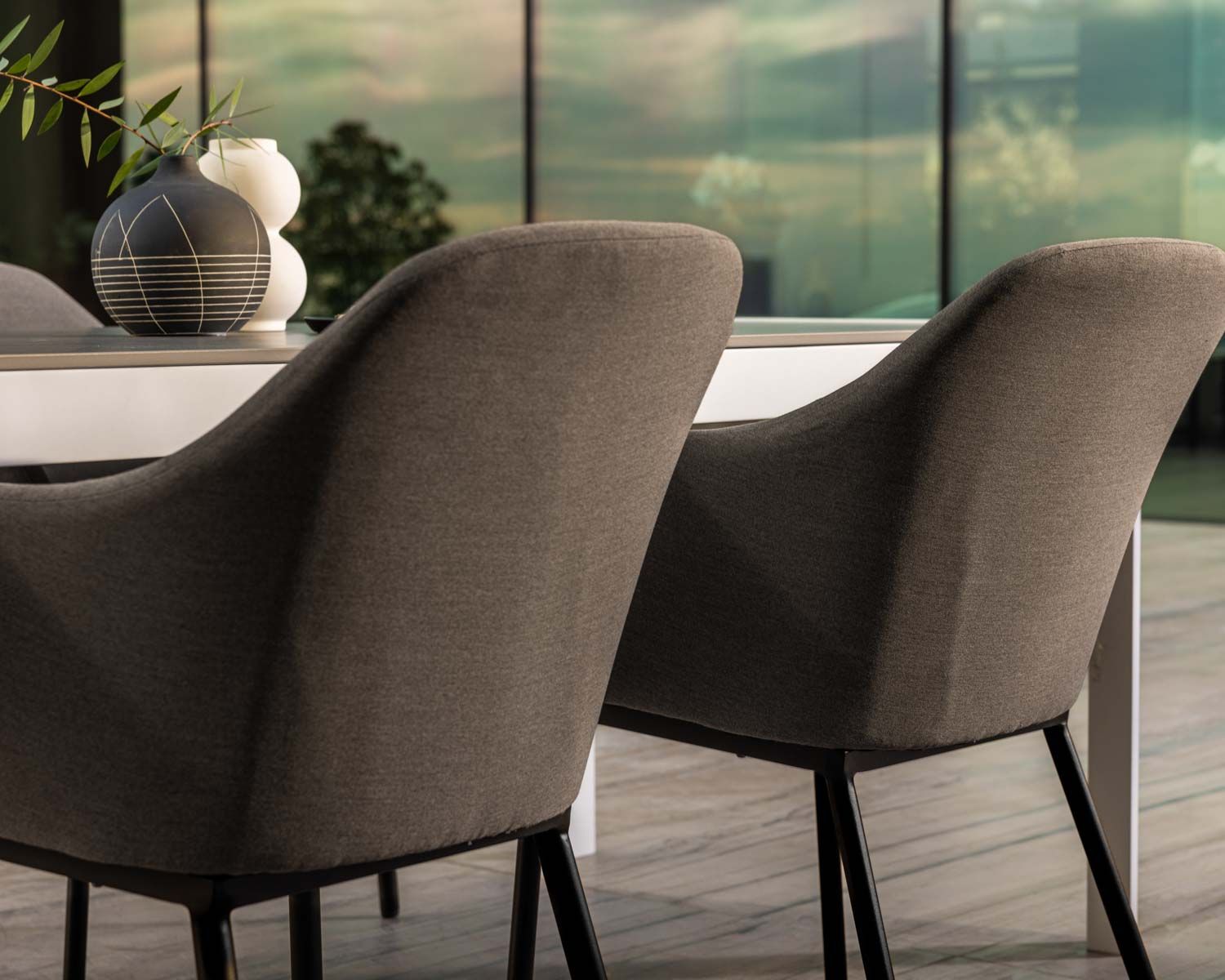 Chaise d'extérieur moderne et enveloppante en tissu Sunbrella gris foncé "Sokha Beach"