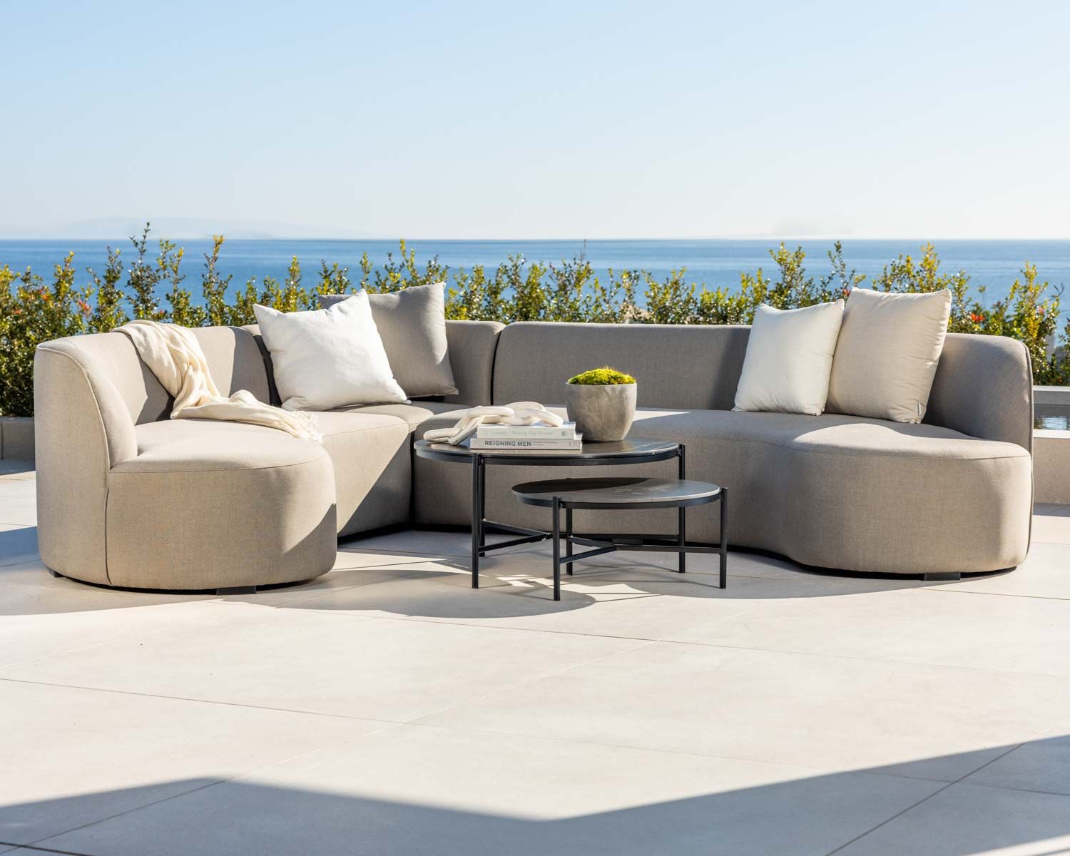 Canapé d'extérieur design incurvé original tissu Sunbrella gris clair "Kacang"