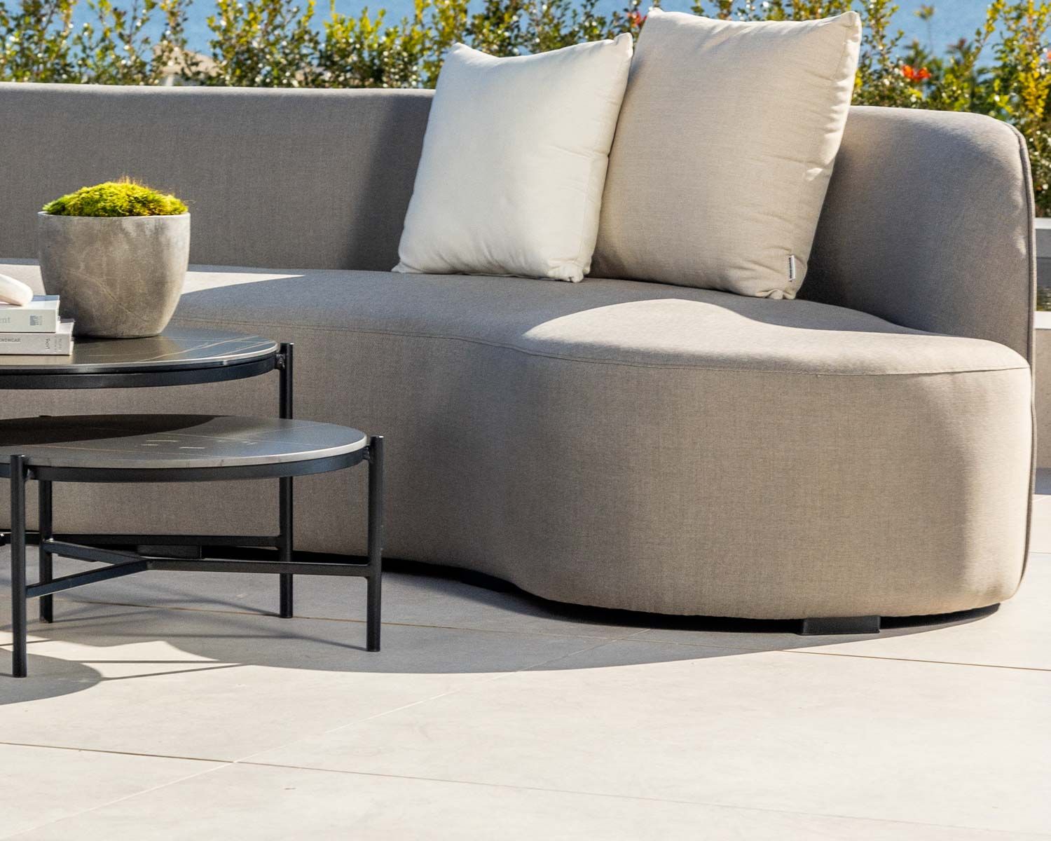 Canapé d'extérieur design incurvé original tissu Sunbrella gris clair "Kacang"