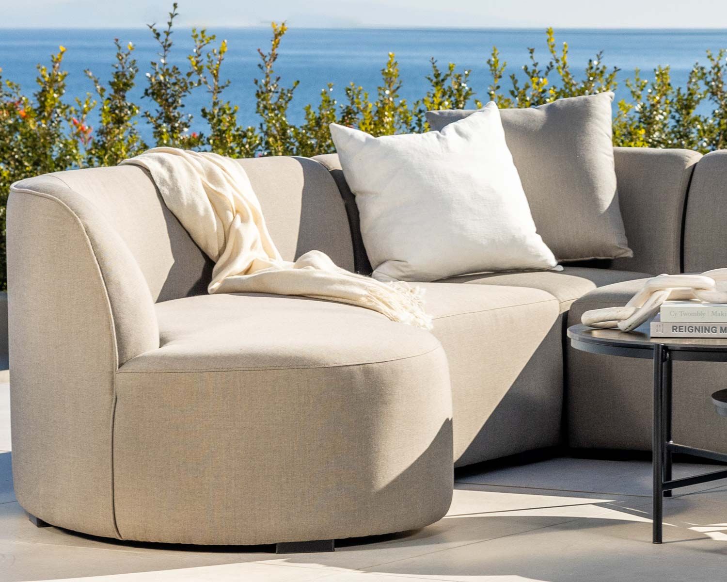 Canapé d'extérieur design incurvé original tissu Sunbrella gris clair "Kacang"