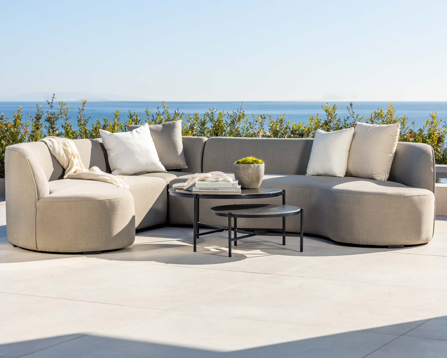 Canapé d'extérieur design incurvé original tissu Sunbrella gris clair "Kacang"