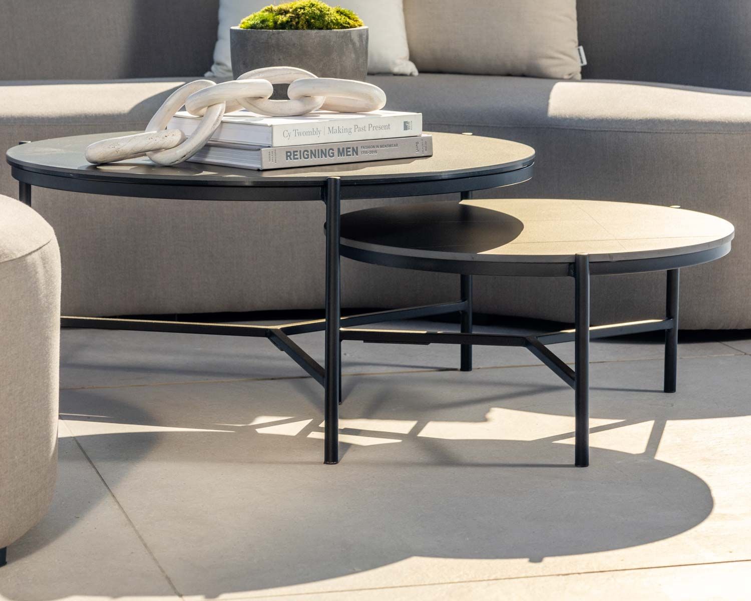 Table basse ronde en aluminium et plateau céramique noir "Lazy Beach" diamètre 62 cm