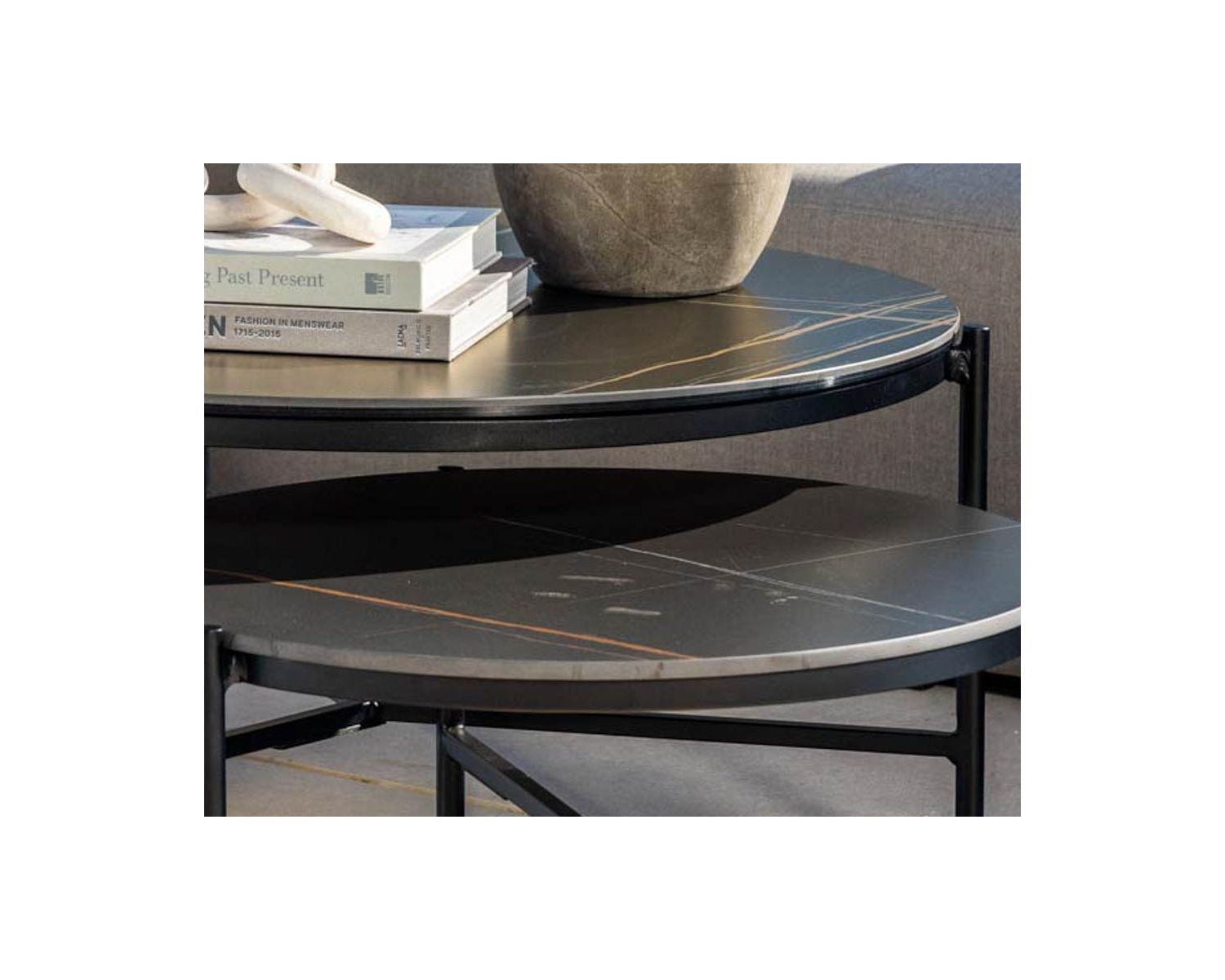 Table basse design noire plateau céramique et structure 3 pieds "Sokha Beach" diamètre 126 cm