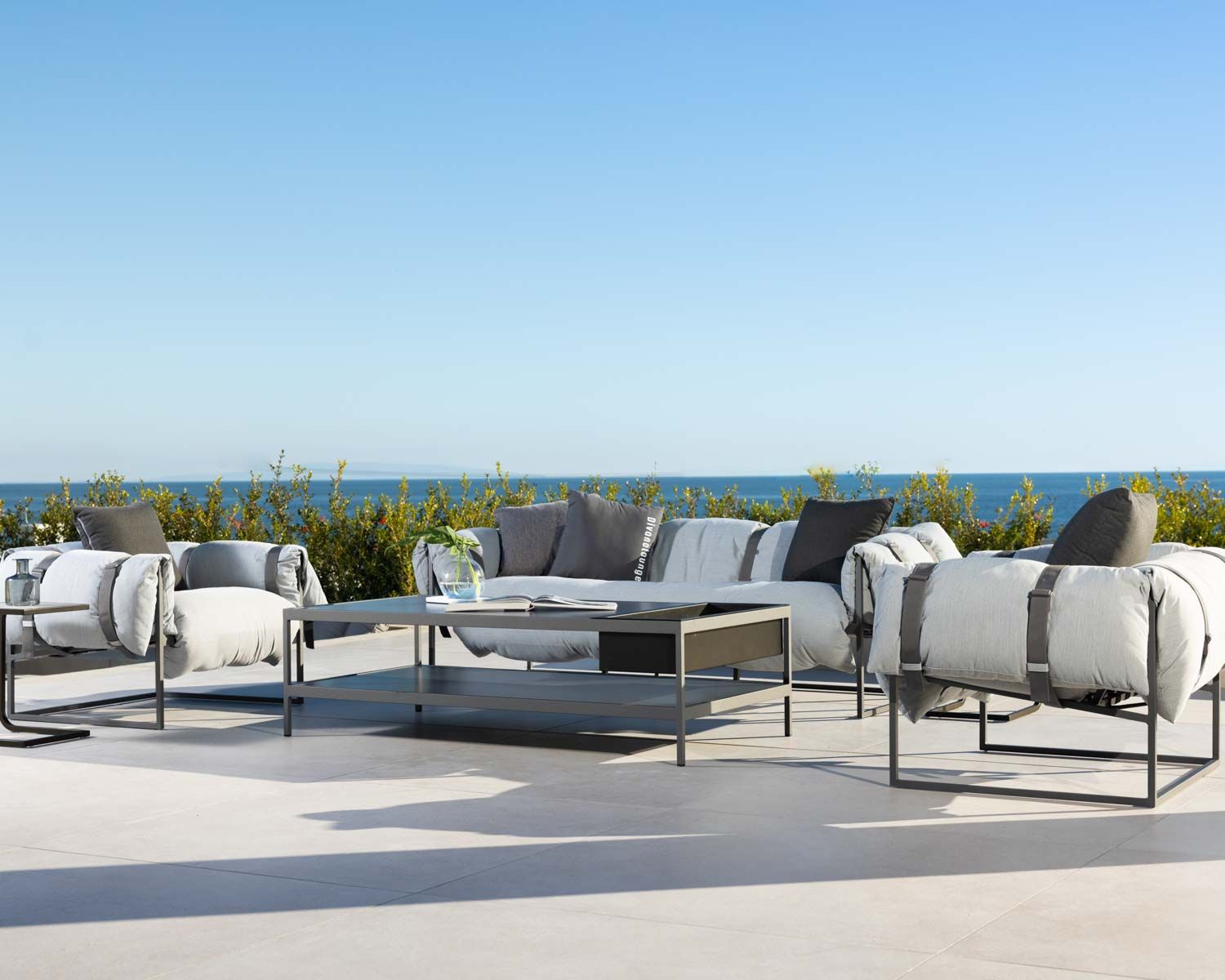 Fauteuil de terrasse matelassé gris clair ultra confort structure aluminium "Paquetage"