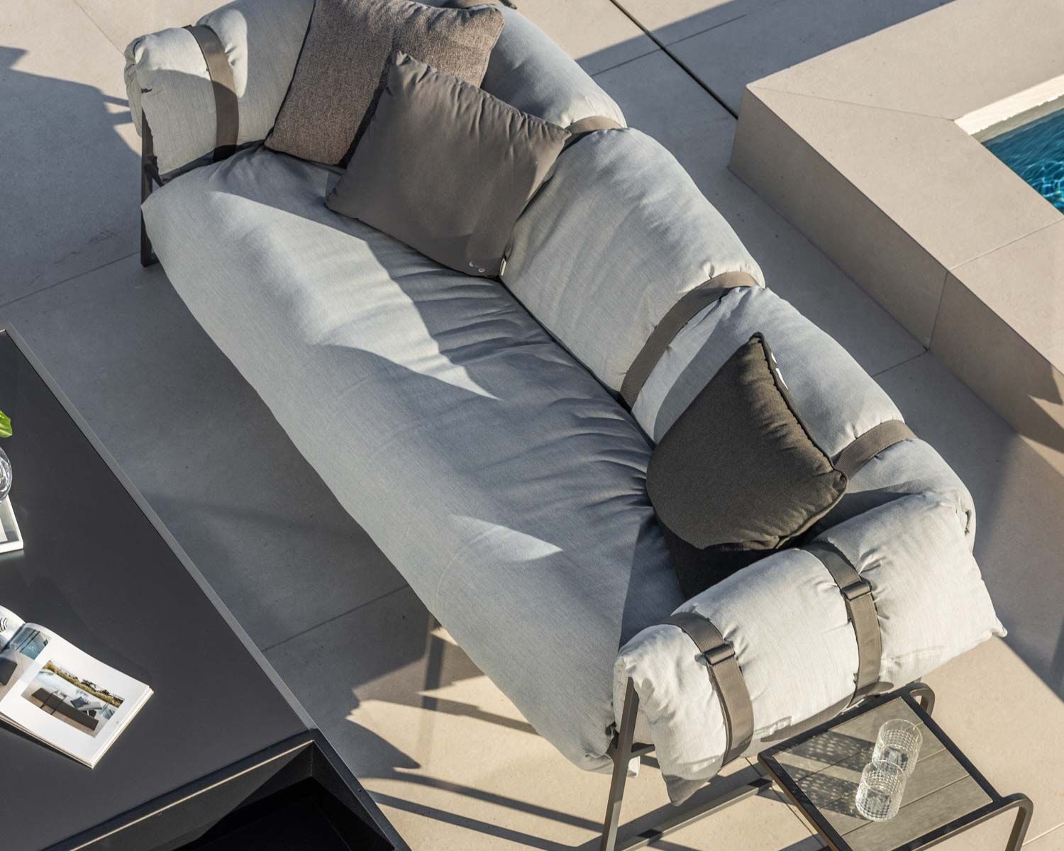 Canapé de terrasse 3 places matelassé tissu Sunbrella gris clair "Paquetage"