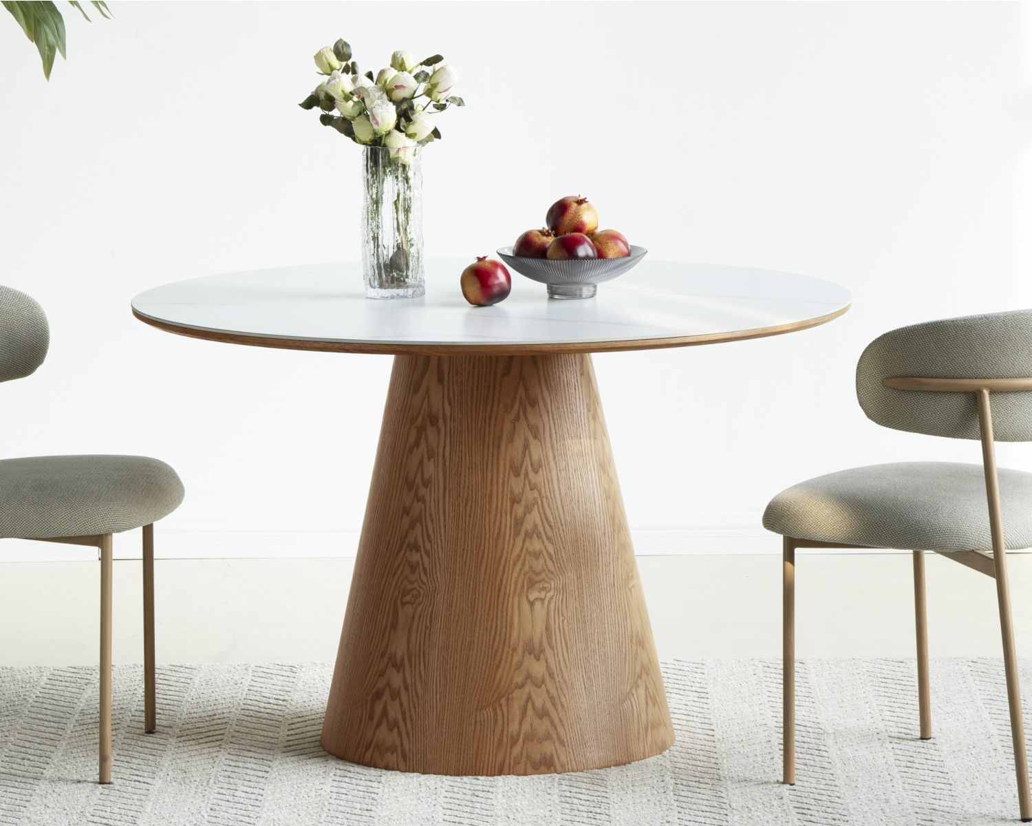 Table ronde 120 cm plateau céramique blanc effet marbre "Oria" piètement aspect chêne