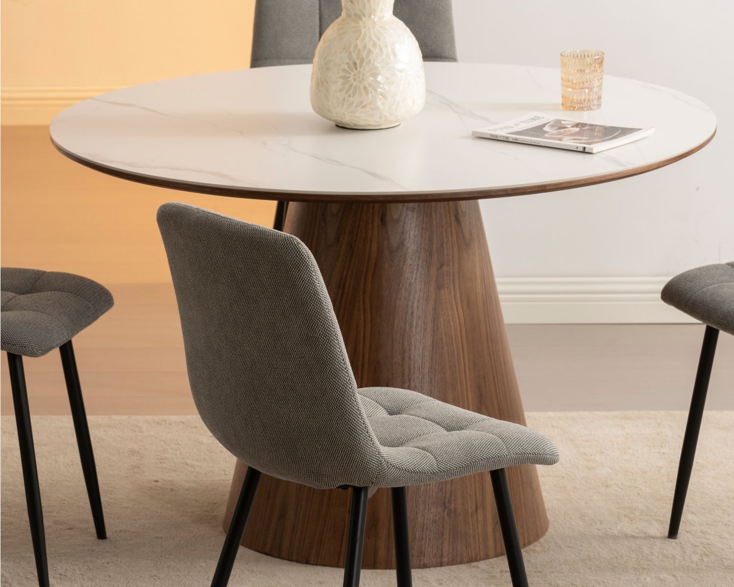 Table de repas ronde 120 cm plateau céramique blanc effet marbre "Oria" piètement aspect noyer