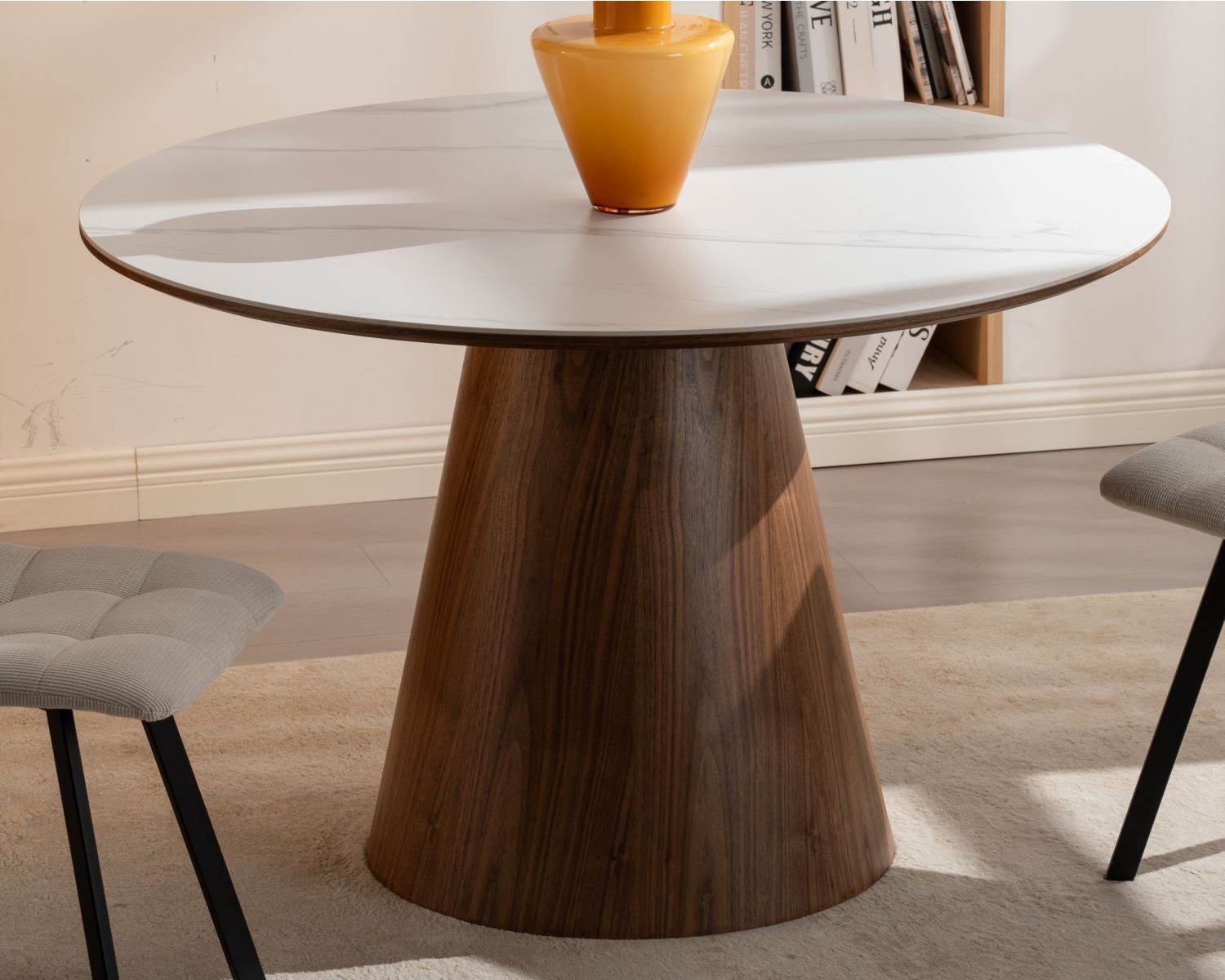 Table de repas ronde 120 cm plateau céramique blanc effet marbre "Oria" piètement aspect noyer