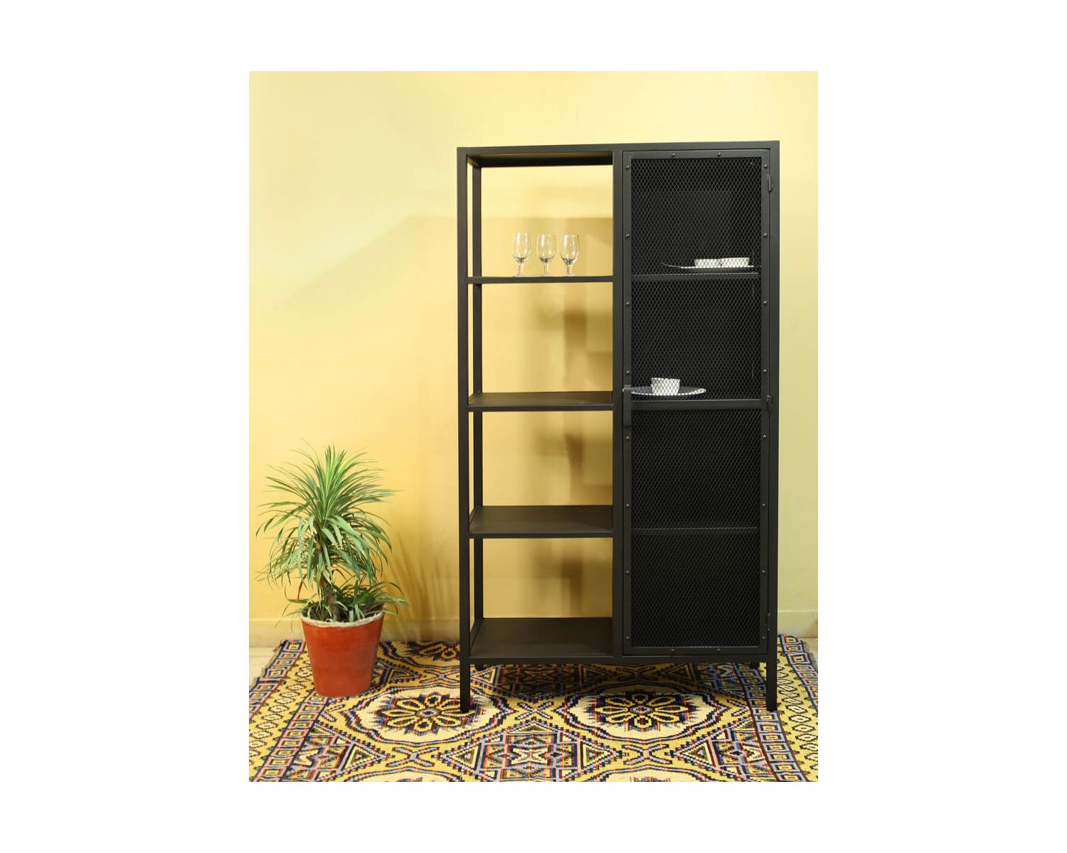 Armoire industrielle noire en métal 1 porte 4 étagères "Atelier" H.180