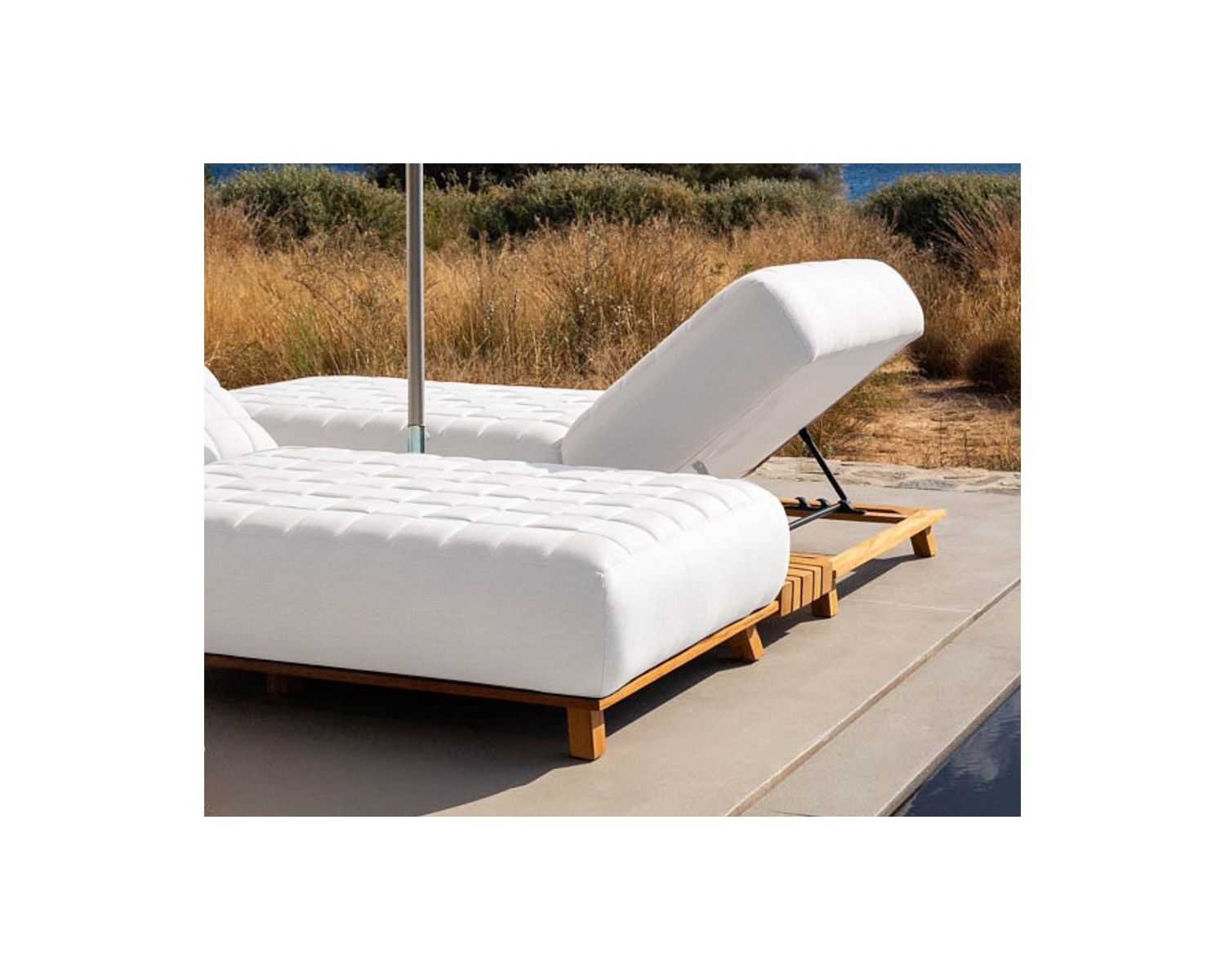 Chaise longue ultra confort teck tissu Sunbrella blanc cassé "Lombok"