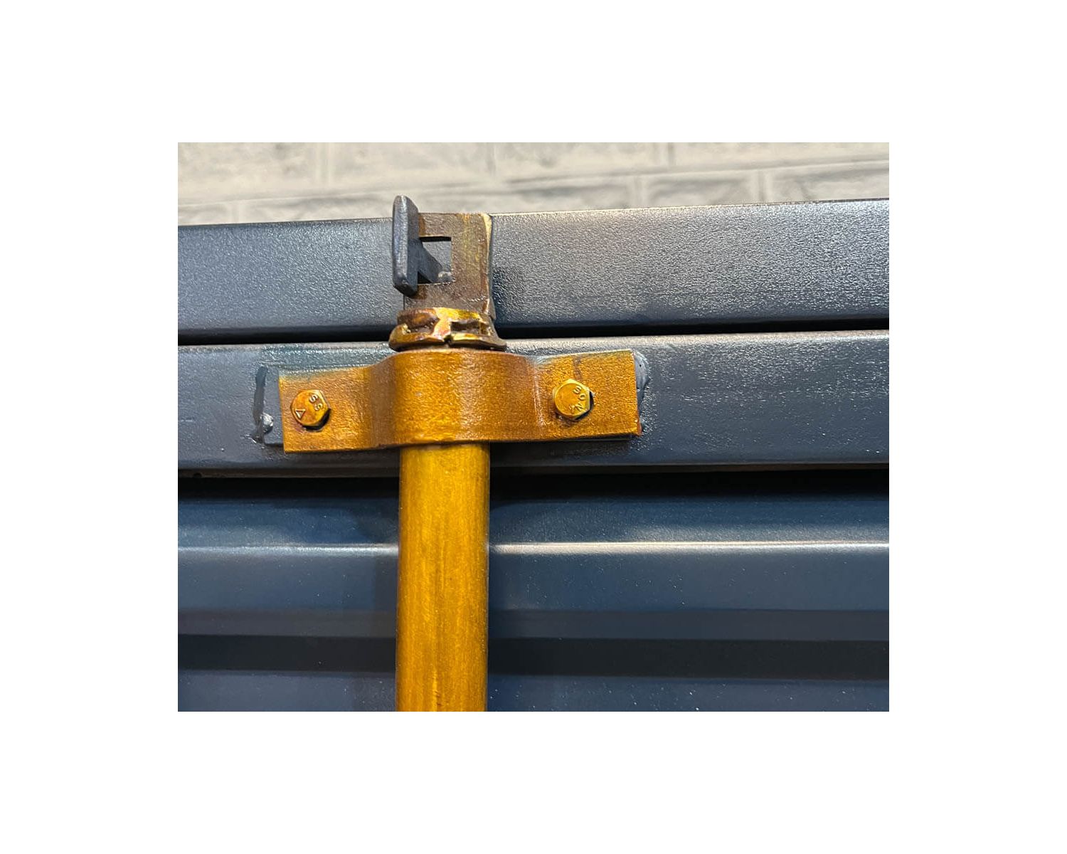 Meuble bar container esprit récup en métal bleu nuit et bois "Crazy" haut. 178cm