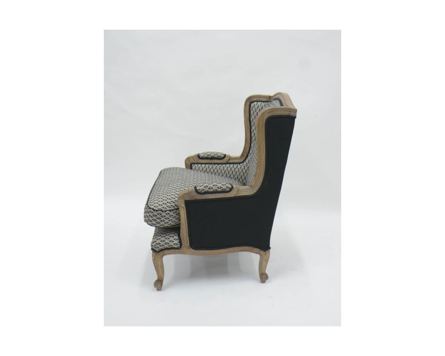 Fauteuil bergère "Sofia" bois massif et tissu noir et blanc à losanges