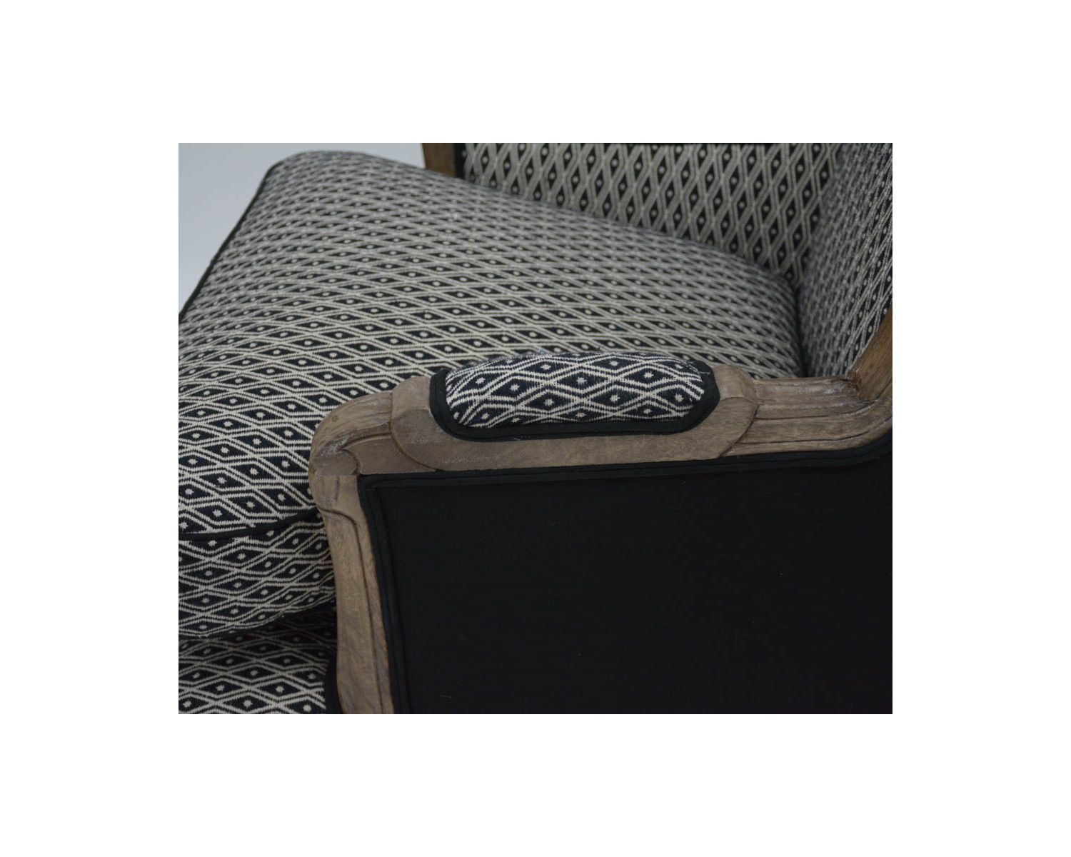 Fauteuil bergère "Sofia" bois massif et tissu noir et blanc à losanges