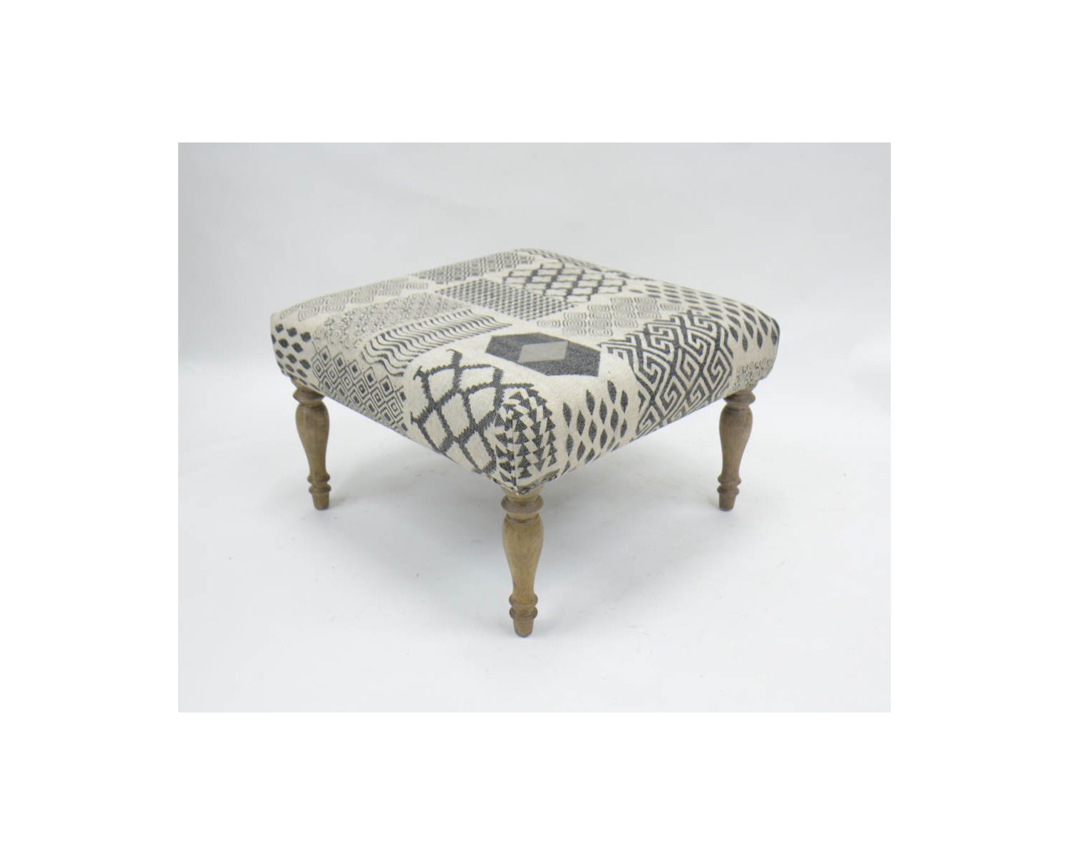 Repose-pieds gris motif patchwork et pieds en bois naturel "Sofia"