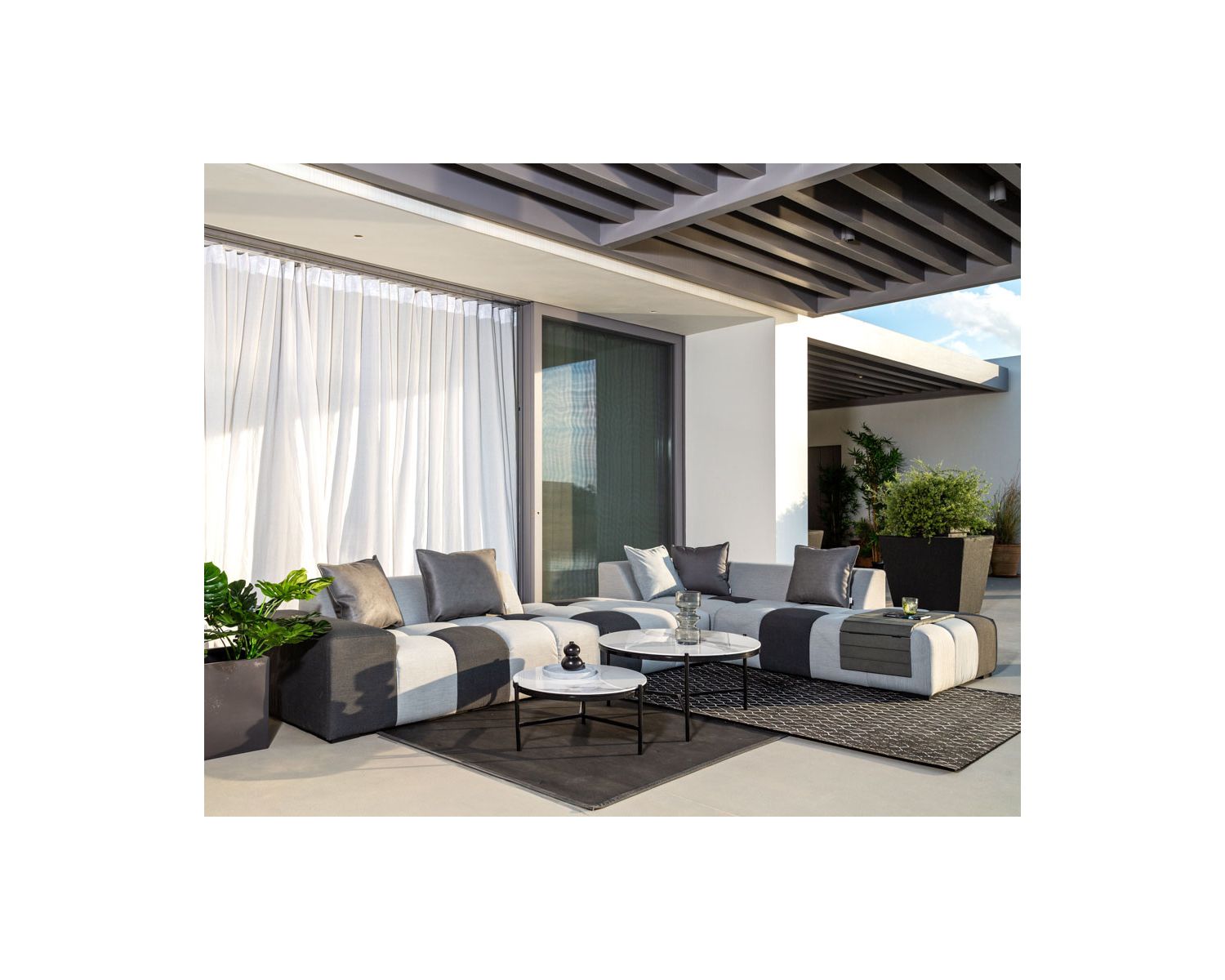 Canapé extérieur avec angle gauche bi-teinte gris en tissu Sunbrella "Lazy Beach"