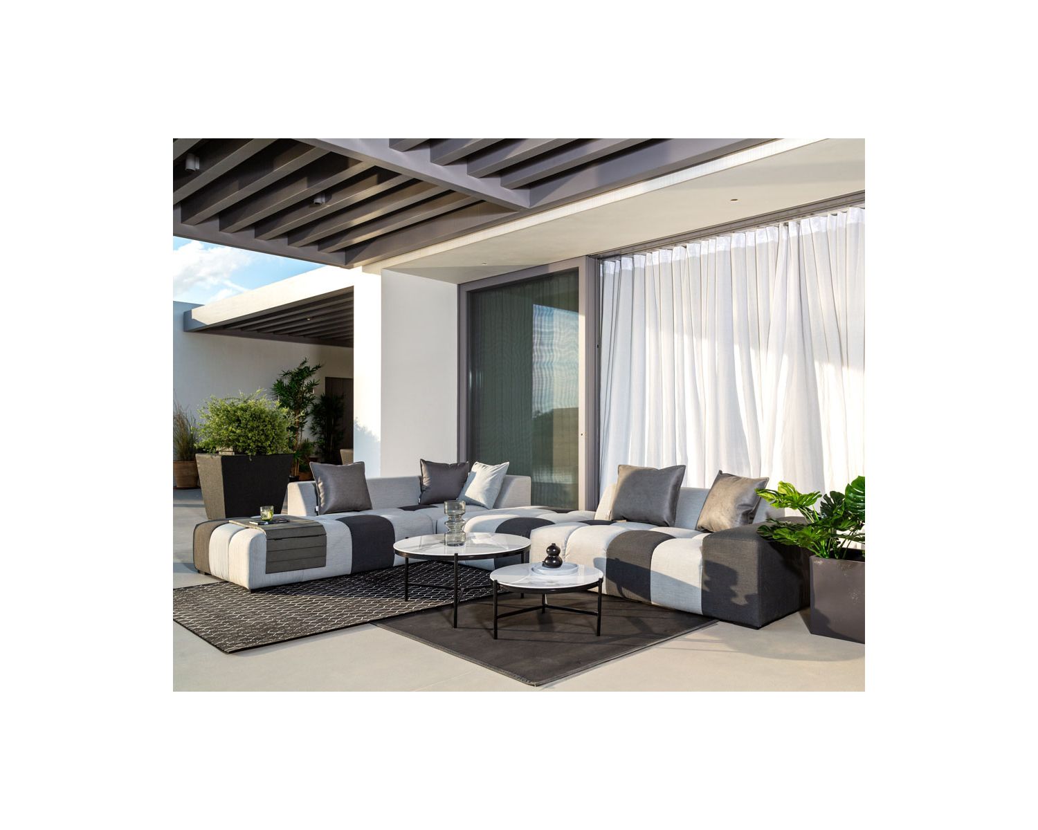 Canapé d'extérieur angle droit design bicolore en tissu Sunbrella "Lazy Beach"