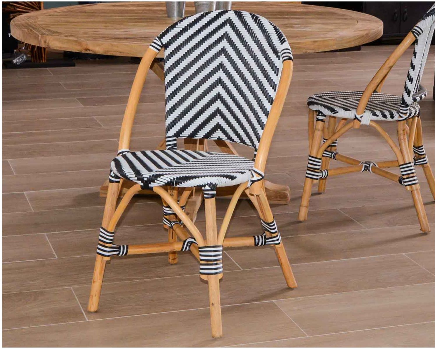 Chaise de jardin type bistrot noire et blanche en rotin "Biarritz"