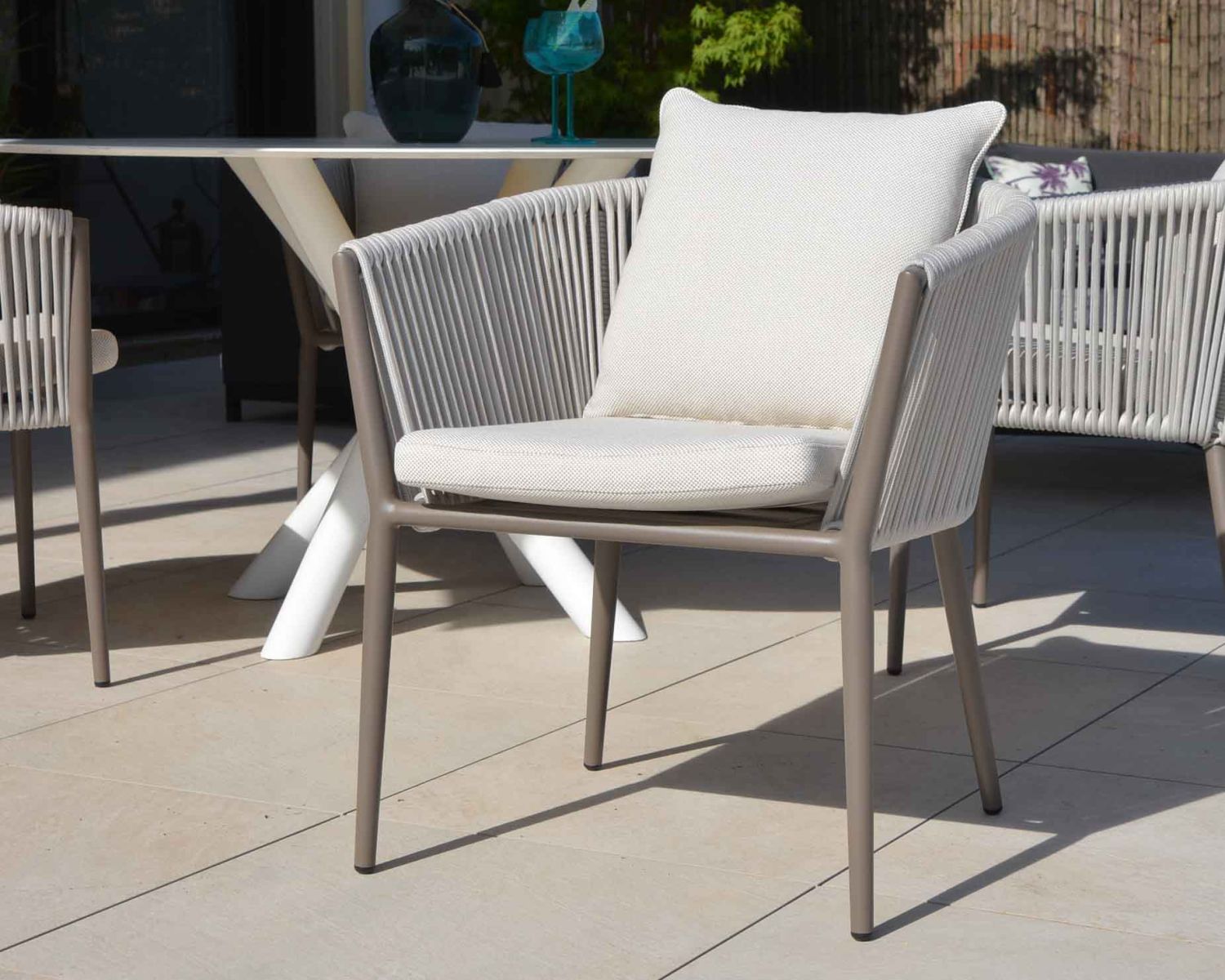 Lot de 2 chaises de jardin design tissu et alu champagne "Cheverny"