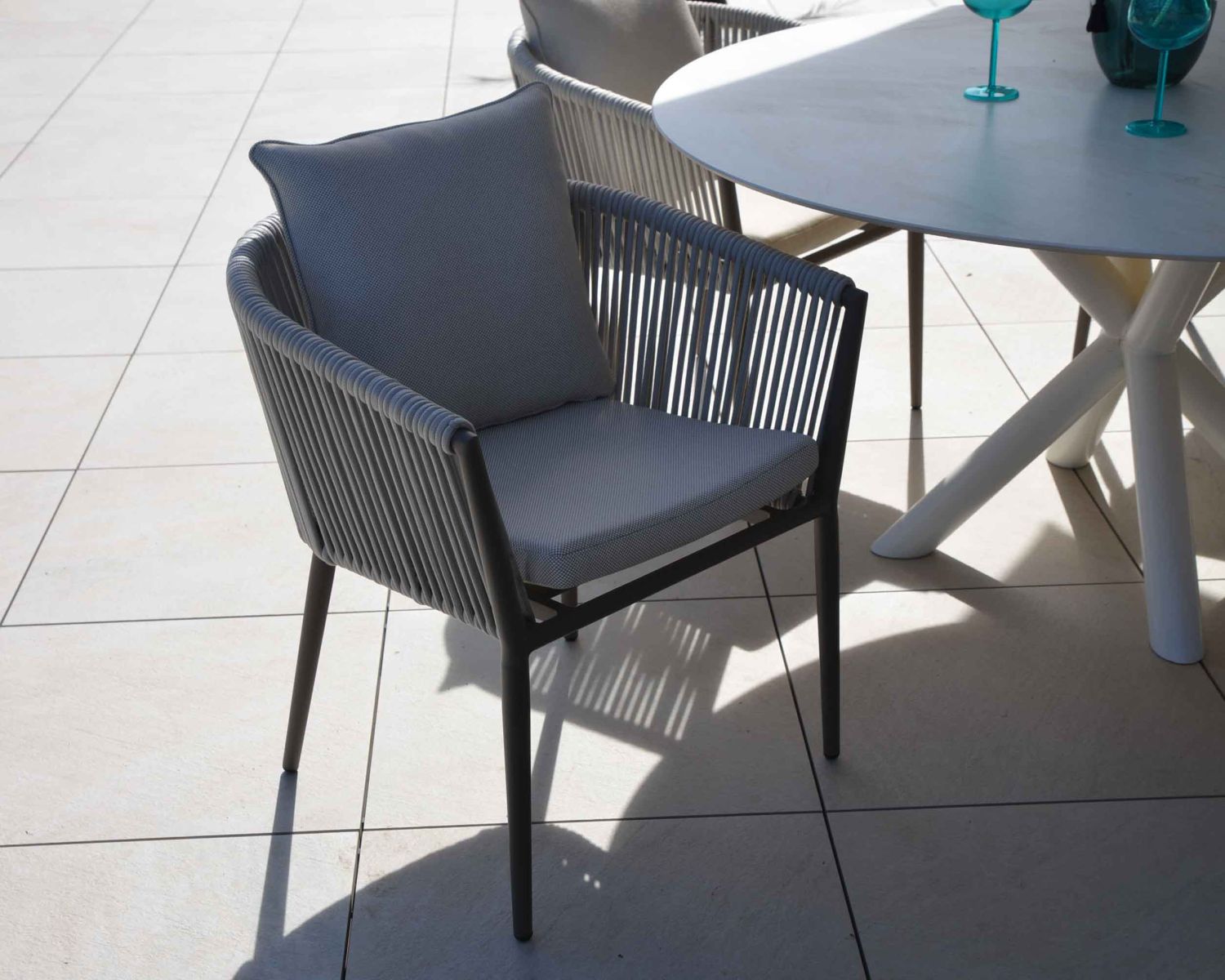 Lot de 2 chaises de jardin design tissu et alu champagne "Cheverny"
