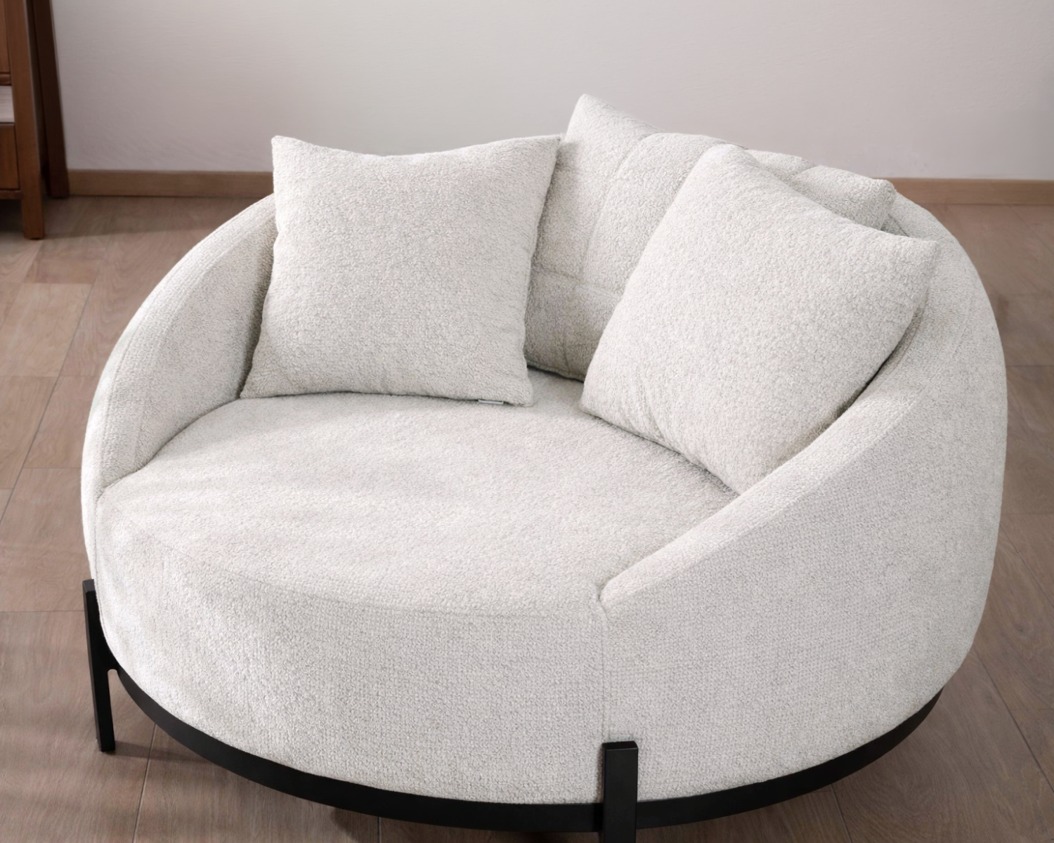 Chauffeuse ronde 120 cm en tissu blanc chiné et coussins velours côtelé "Sweet Culture"