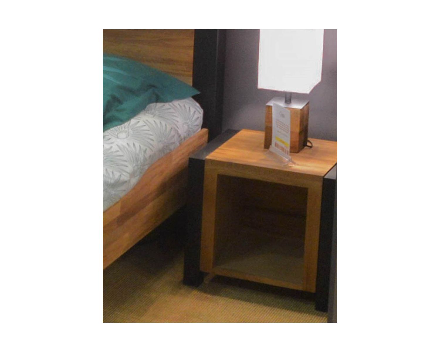 Table de chevet en métal noir et bois massif "Catane"