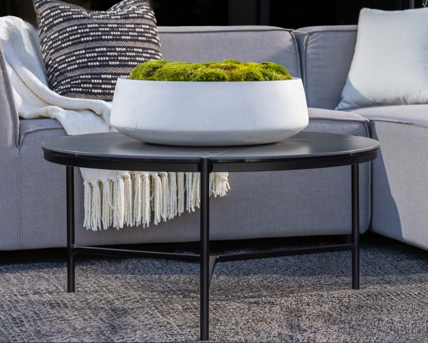 Table basse design noire plateau céramique et structure 3 pieds "Sokha Beach" diamètre 126 cm