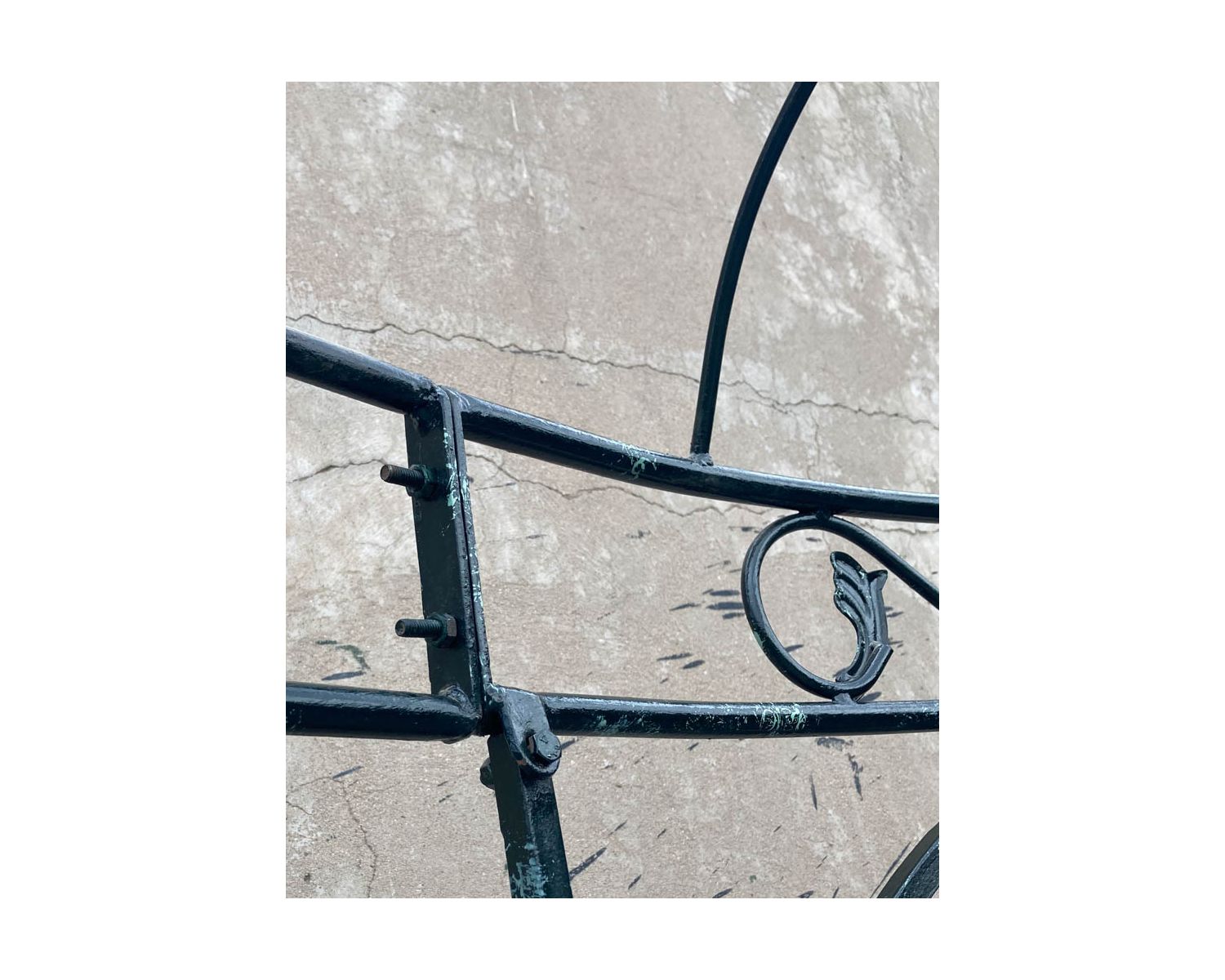 Gloriette en acier noir avec aspect vieilli "Rosy" diamètre 2m60