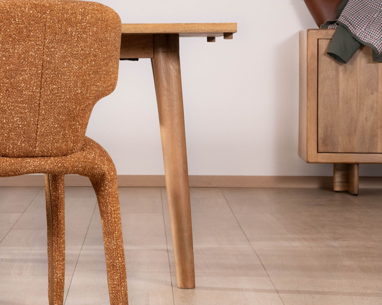 Table de repas extensible esprit rétro 180 cm en manguier massif naturel "Odely"