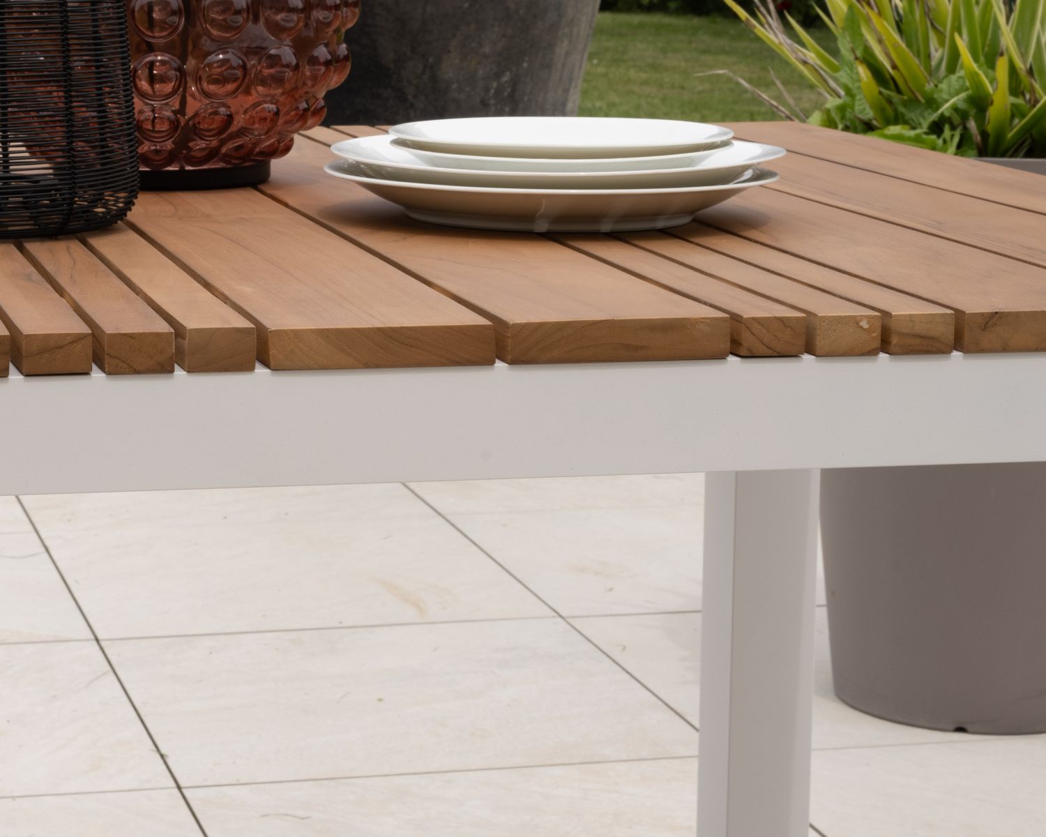 Grande table de repas spécial extérieur en aluminium blanc et teck "Dolce Vita" 220 cm