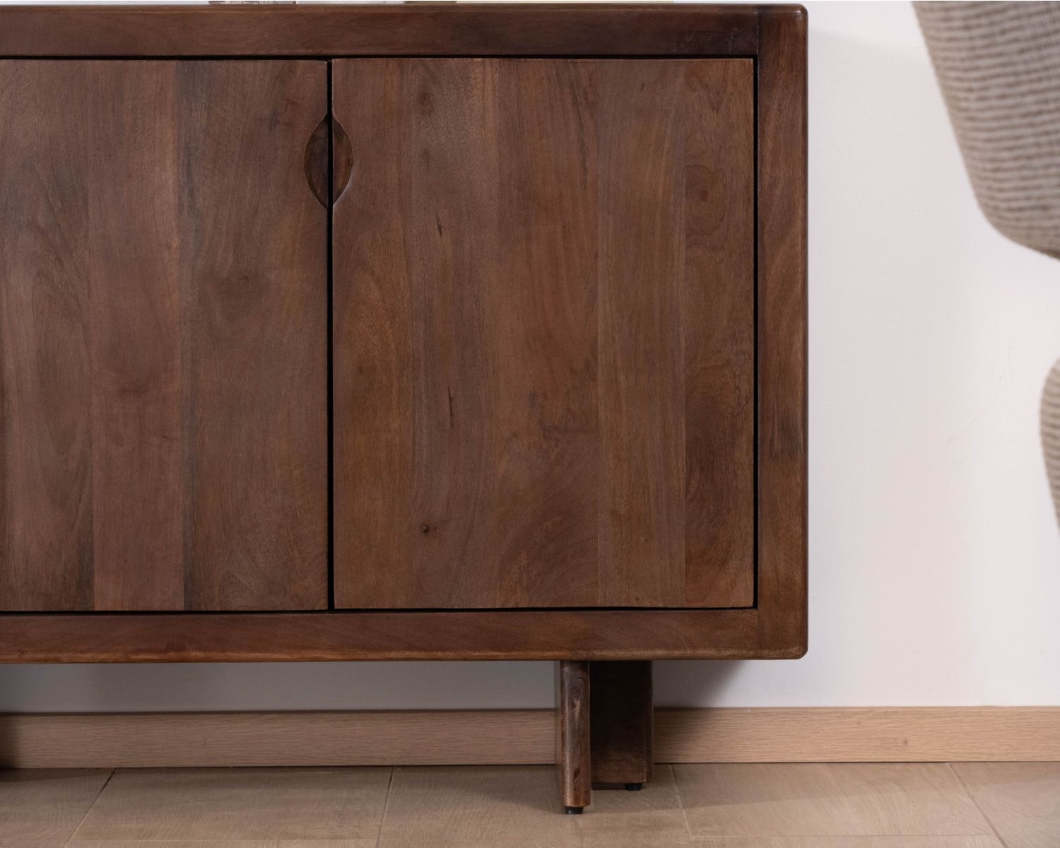 Enfilade esprit rétro chic 4 portes 180 cm en manguier massif teinte noyer "Odessa"