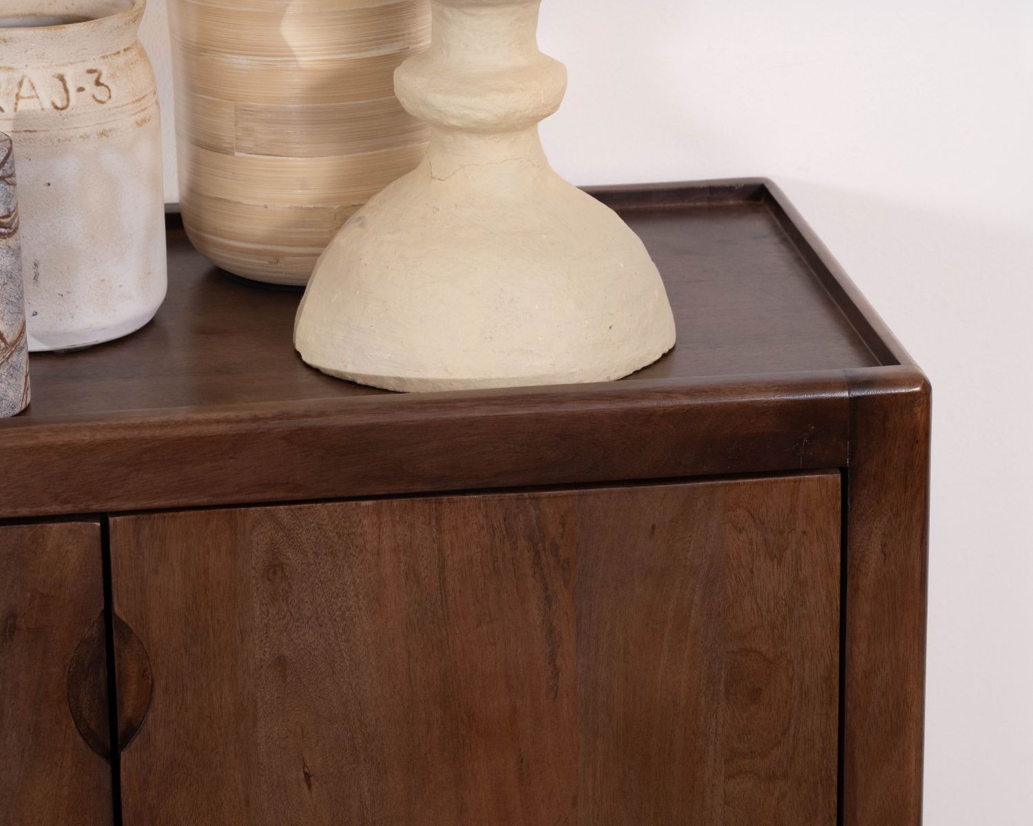 Enfilade esprit rétro chic 4 portes 180 cm en manguier massif teinte noyer "Odessa"