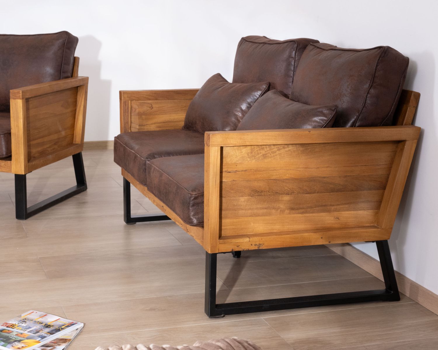 Canapé 2 places bois de teck et tissu imitation cuir havane "Roster"