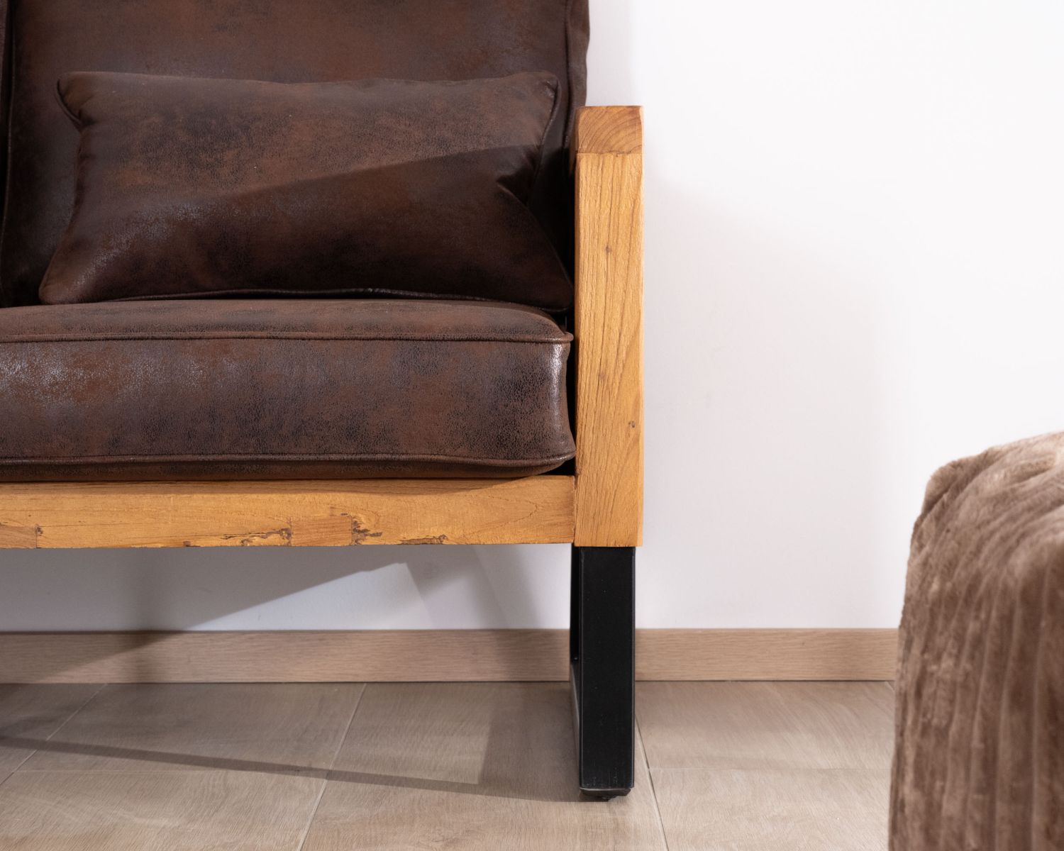 Canapé 2 places bois de teck et tissu imitation cuir havane "Roster"