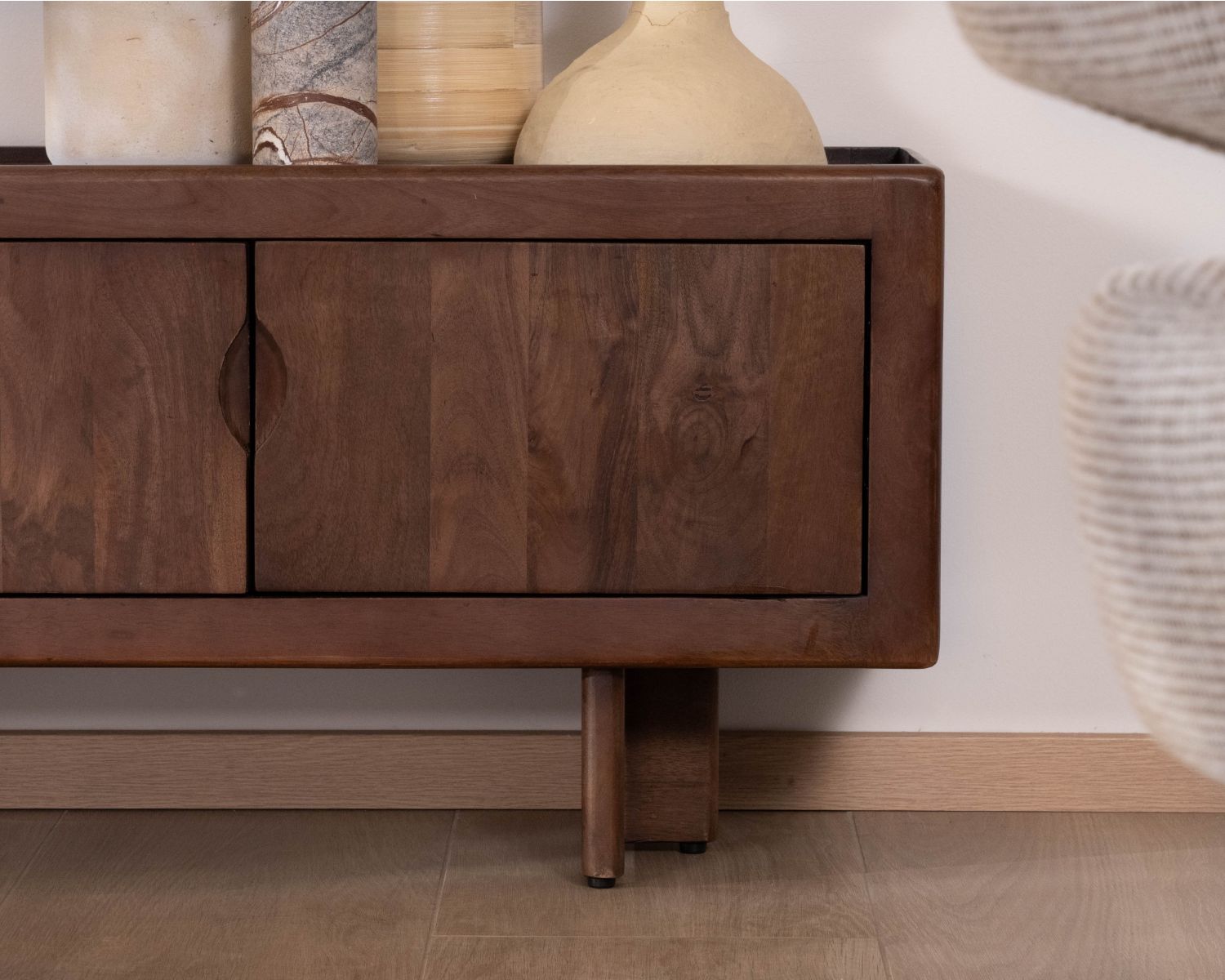 Meuble TV bas 4 portes 180 cm en manguier massif "Odessa" teinte noyer