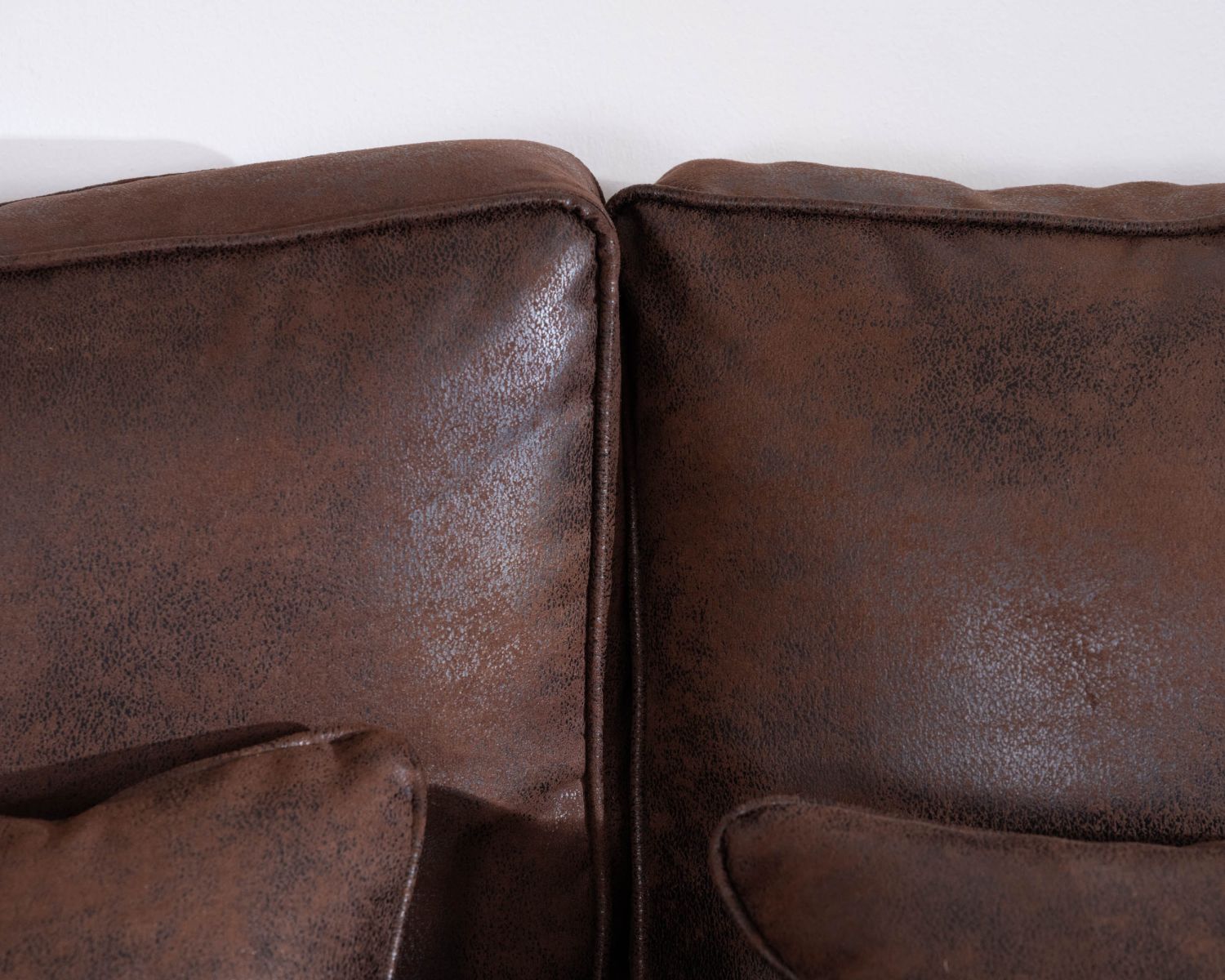 Canapé 2 places bois de teck et tissu imitation cuir havane "Roster"