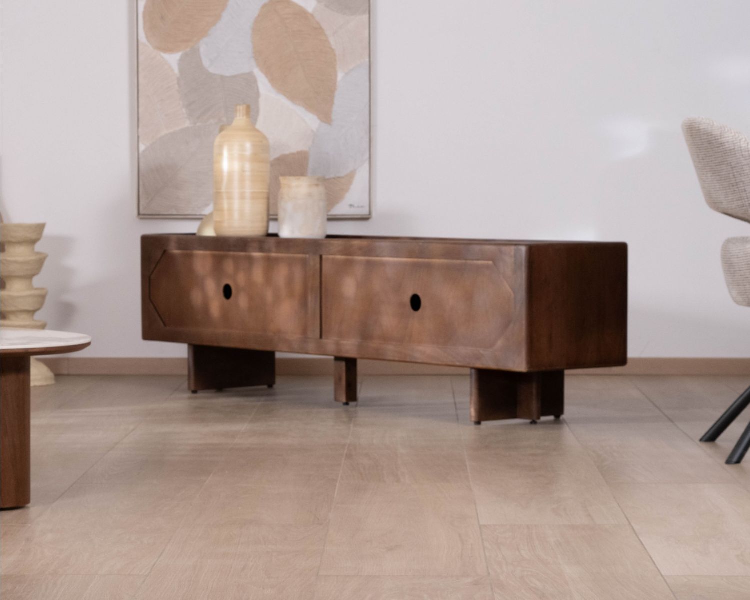 Meuble TV bas 4 portes 180 cm en manguier massif "Odessa" teinte noyer