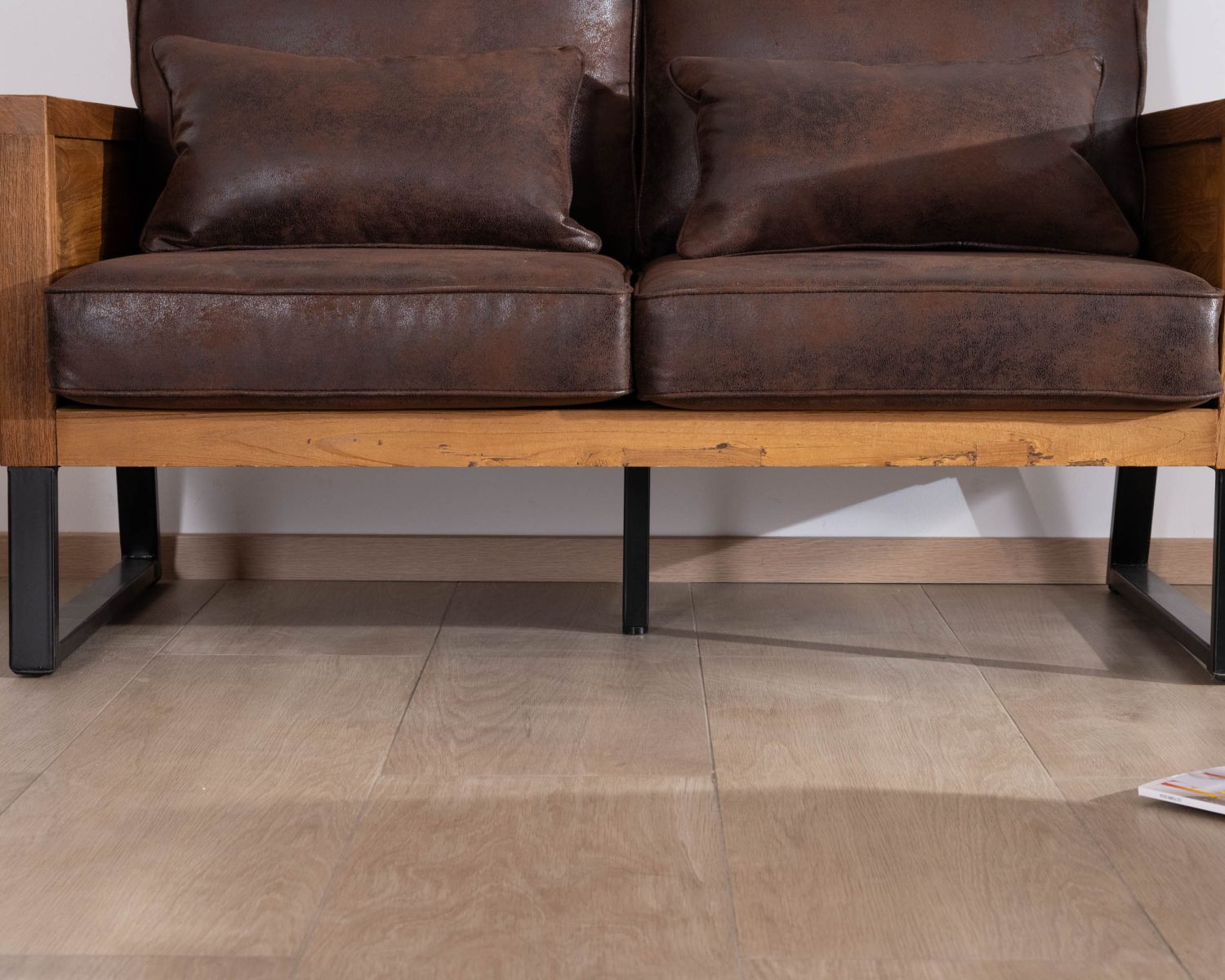 Canapé 2 places bois de teck et tissu imitation cuir havane "Roster"