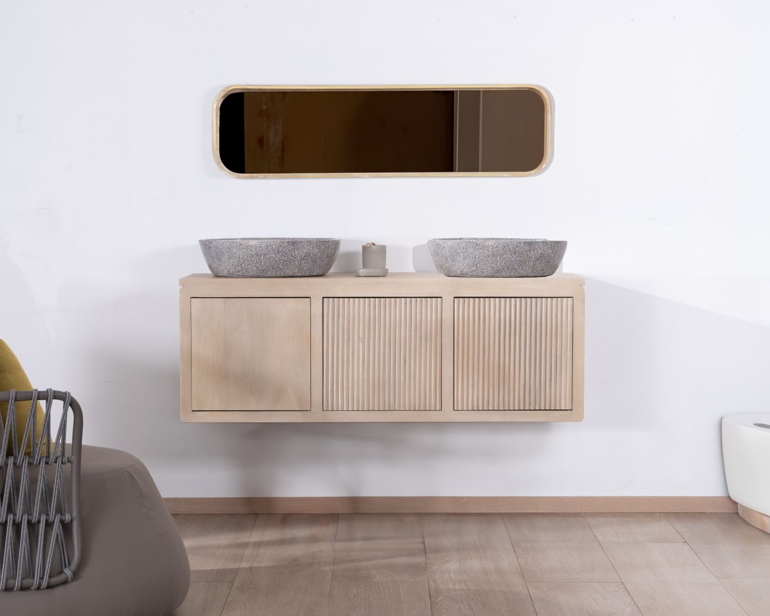 Meuble sous vasque suspendu 140 cm en manguier blanchi "Nani" façades bi-texturées