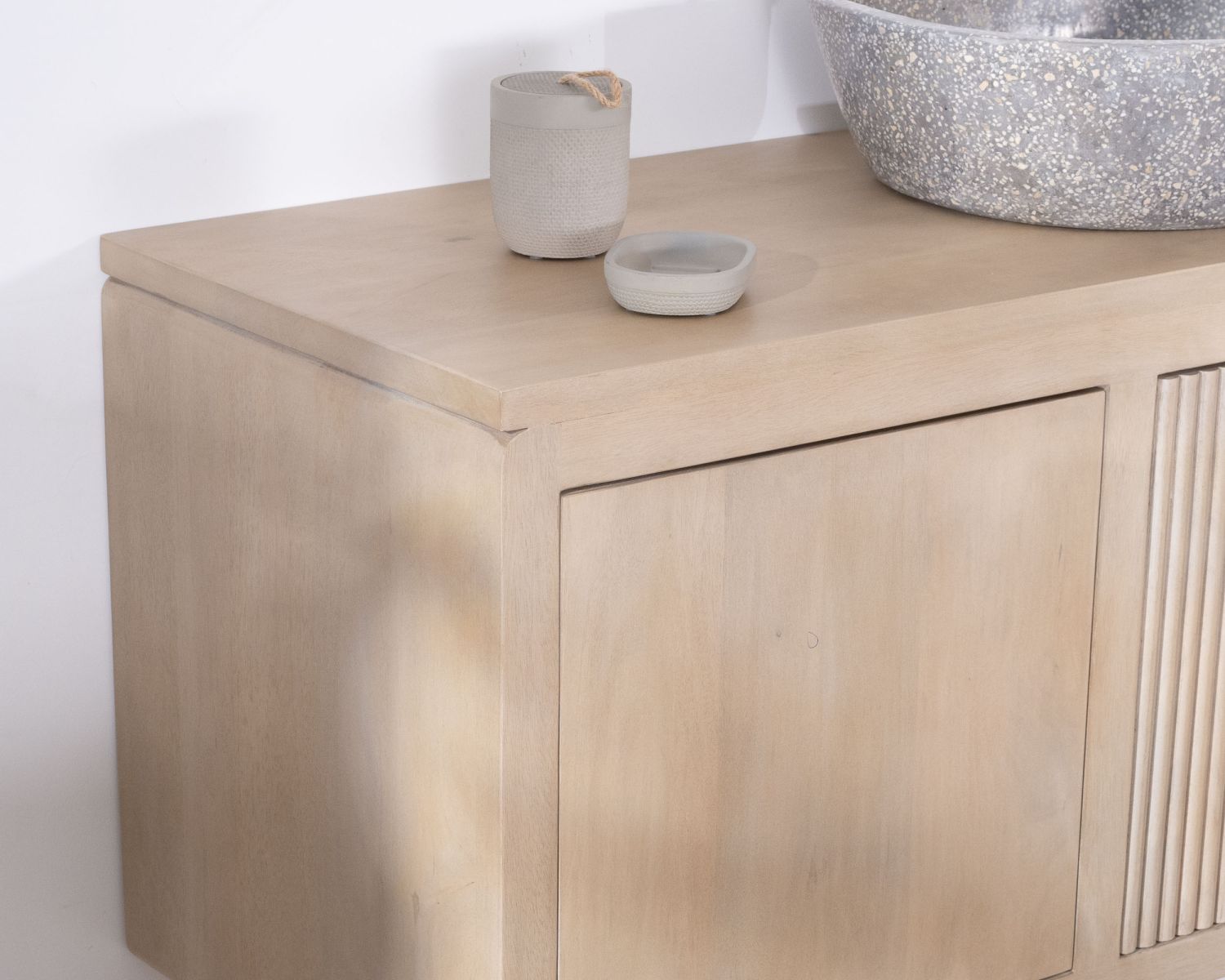 Meuble sous vasque suspendu 140 cm en manguier blanchi "Nani" façades bi-texturées