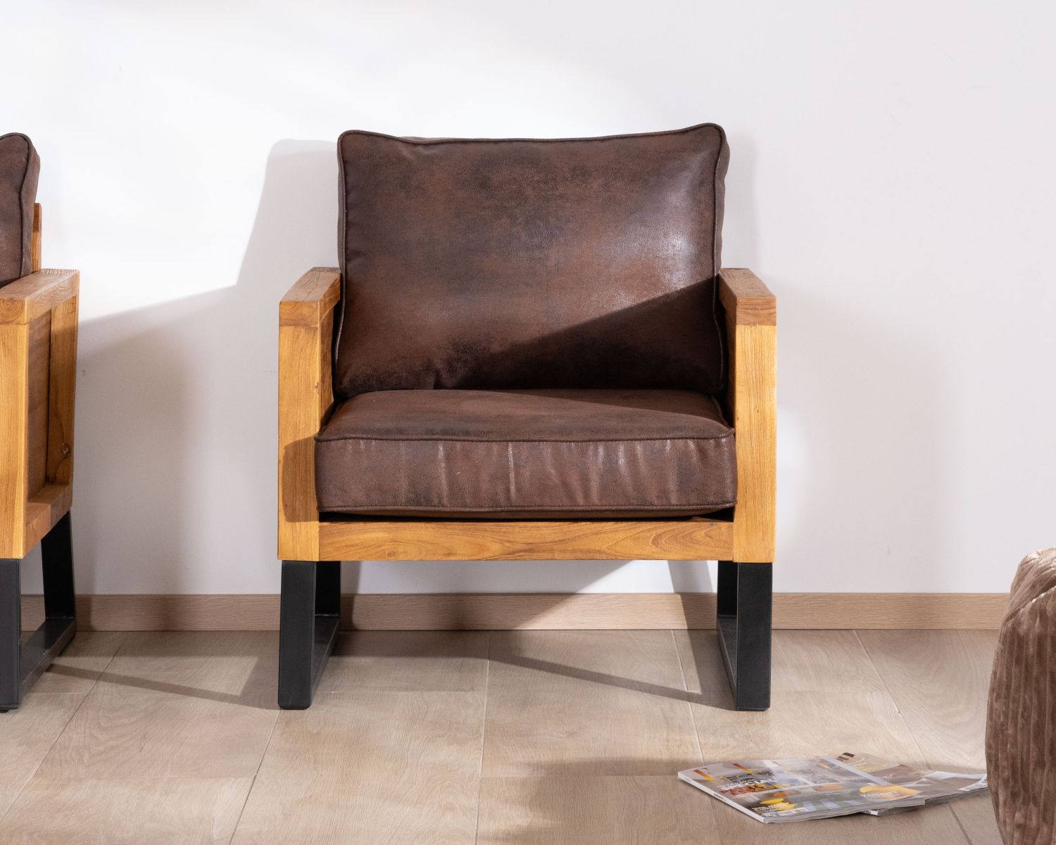 Fauteuil style club en teck et tissu aspect cuir "Roster"