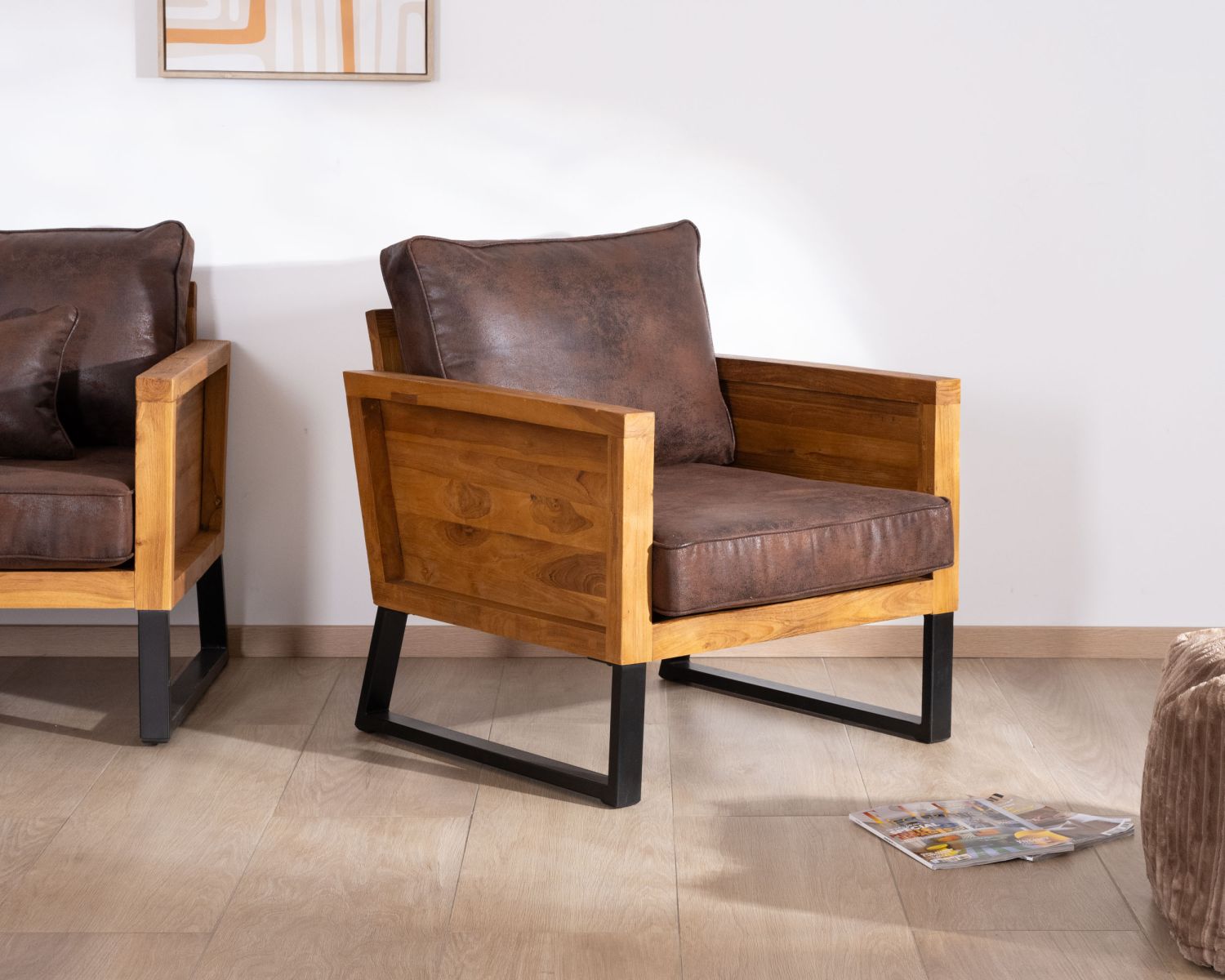 Fauteuil style club en teck et tissu aspect cuir "Roster"