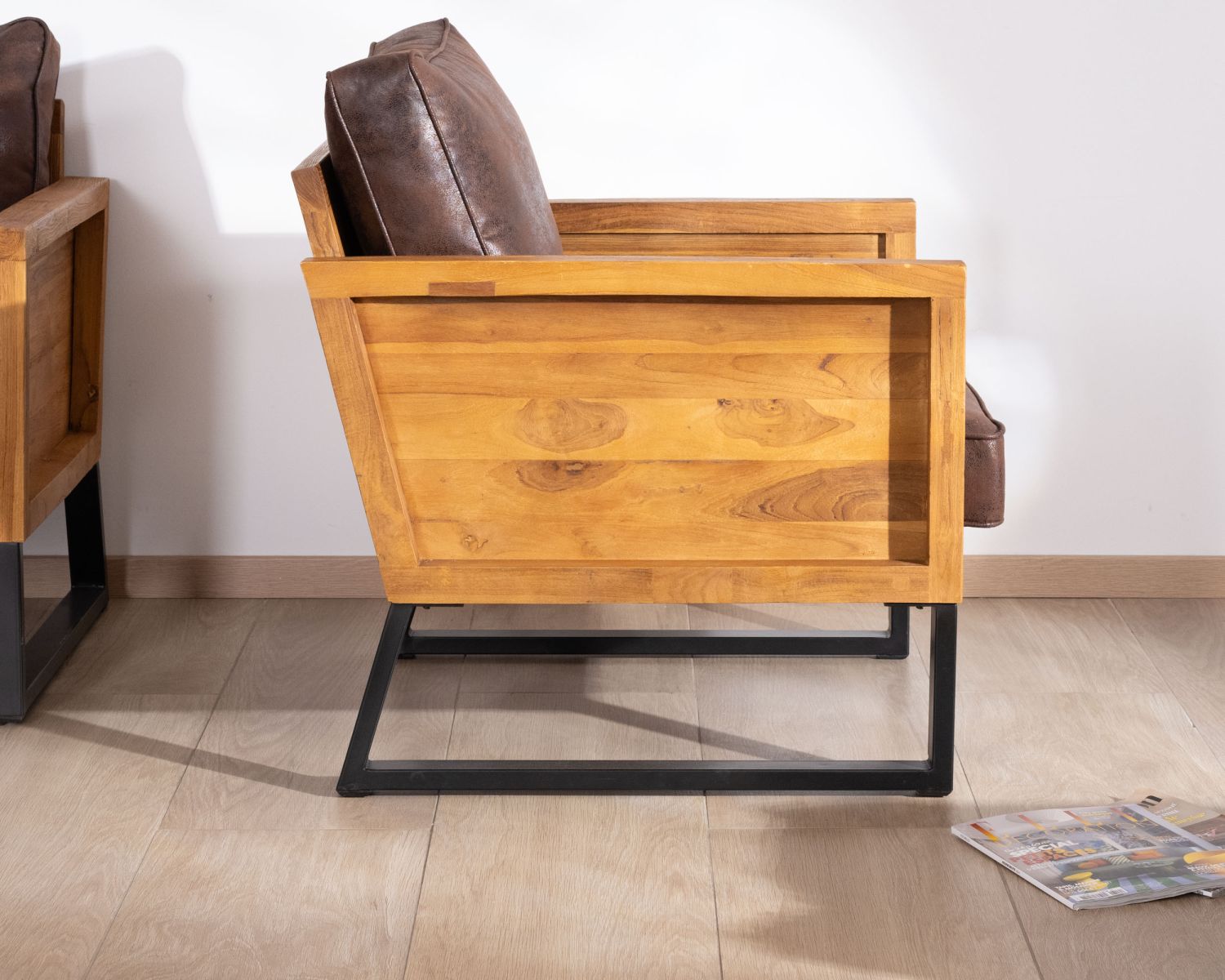 Fauteuil style club en teck et tissu aspect cuir "Roster"