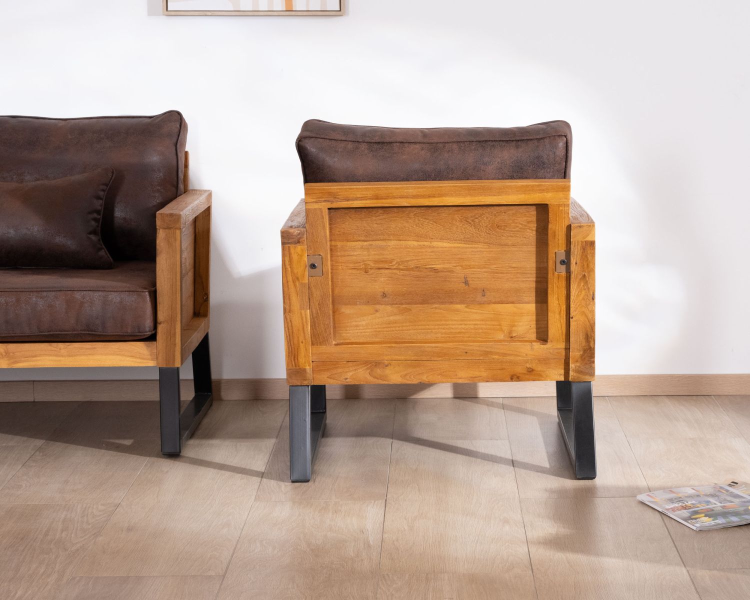 Fauteuil style club en teck et tissu aspect cuir "Roster"