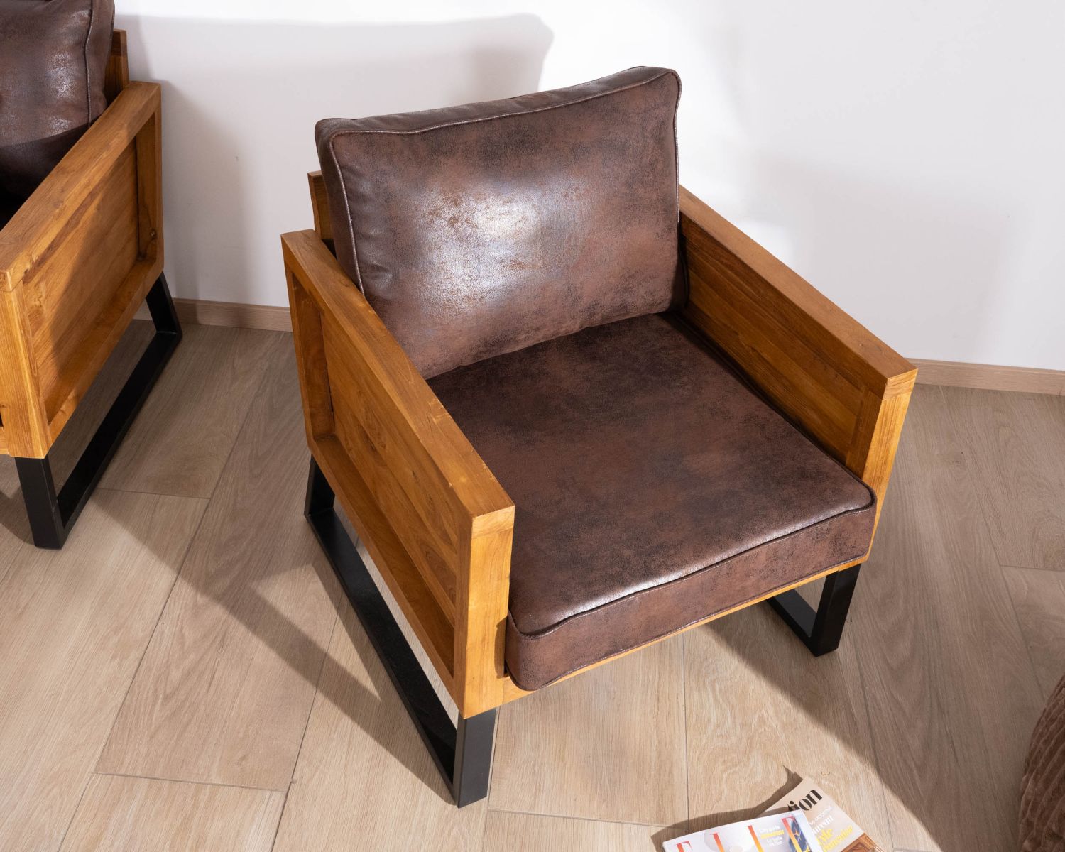 Fauteuil style club en teck et tissu aspect cuir "Roster"