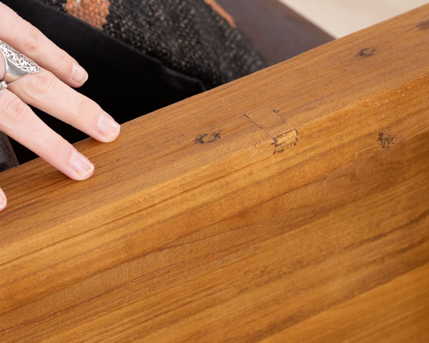 Fauteuil style club en teck et tissu aspect cuir "Roster"